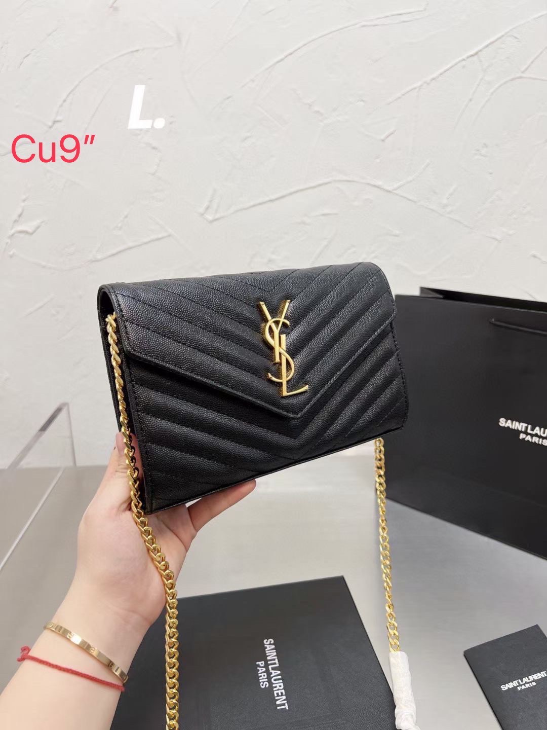 YSL Small Envelope Clutch Bag กระเป๋าสะพายสุดฮอต ดีไซน์เรียบหรู ดูติดแกลมสุดๆ โดดเด่นด้วยโลโก้ด้านหน้า เพิ่มดีเทลความผู้ดี