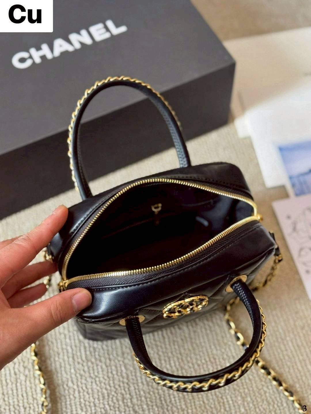 Chanel 25C Mini Bowling Bag กระเป๋าสะพายไซส์มินิน่ารักและสุดลัคชู หรูหราเกินเรื่อง โทนสีดำคลาสสิก พร้อมหูจับร้อยโซ่สีทอง ขนาดกำลังสวย รูปทรงคลาสสิคใช้งานได้สะดวก