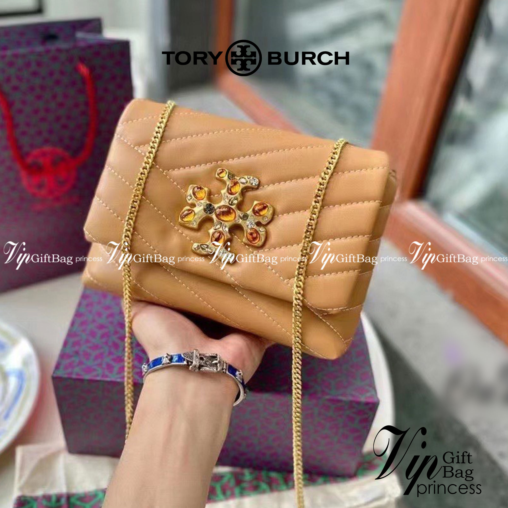 TORY BURCH KIRA CHEVRON EMBELLISHED LOGO MINI BAG ตามคำเรียกร้องจ้า!! ไซส์มินิ สะดวกใช้ พกพาง่าย สไตล์คุณหนู!! กระเป๋าสะพายข้าง ดีไซน์ทรงคลาสสิค โดดเด่นด้วยโลโก้ดีไซน์ประดับเม็ดสี เพิ่มมูลค่าและดึงดูดสายตามากขึ้น วัสดุหนังแกะ สัมผัสนิ่มมือ เปิด-ปิดด้วยกระ
