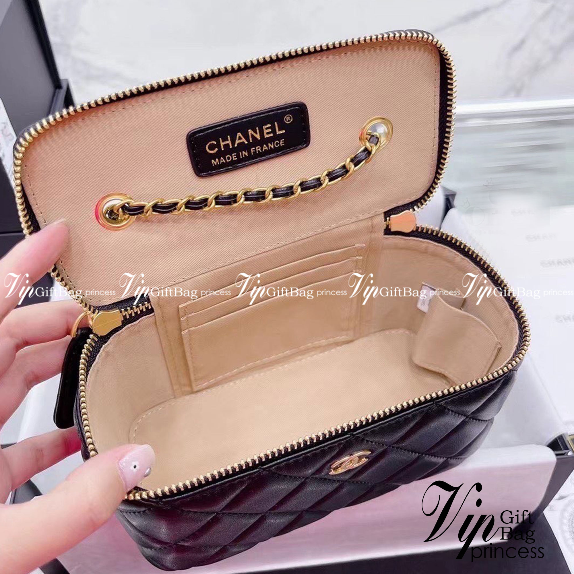 CHANEL Pearl Crush Vanity Case With Classic Chain / Chanel Vanity crossbody bag ฮอตสุด น่ารักสุด กระเป๋าทรงกล่องใบเล็กน่ารัก มี 2 ขนาด งานหนังสวย ตอบโจทย์และครองใจสาวๆ ได้อย่างแท้จริง ดีไซน์เรียบหรู มาพร้อมโลโก้อะไหล่ทองเพิ่มความโดดเด่น เป็นอีกรุ่นที่สาวๆ