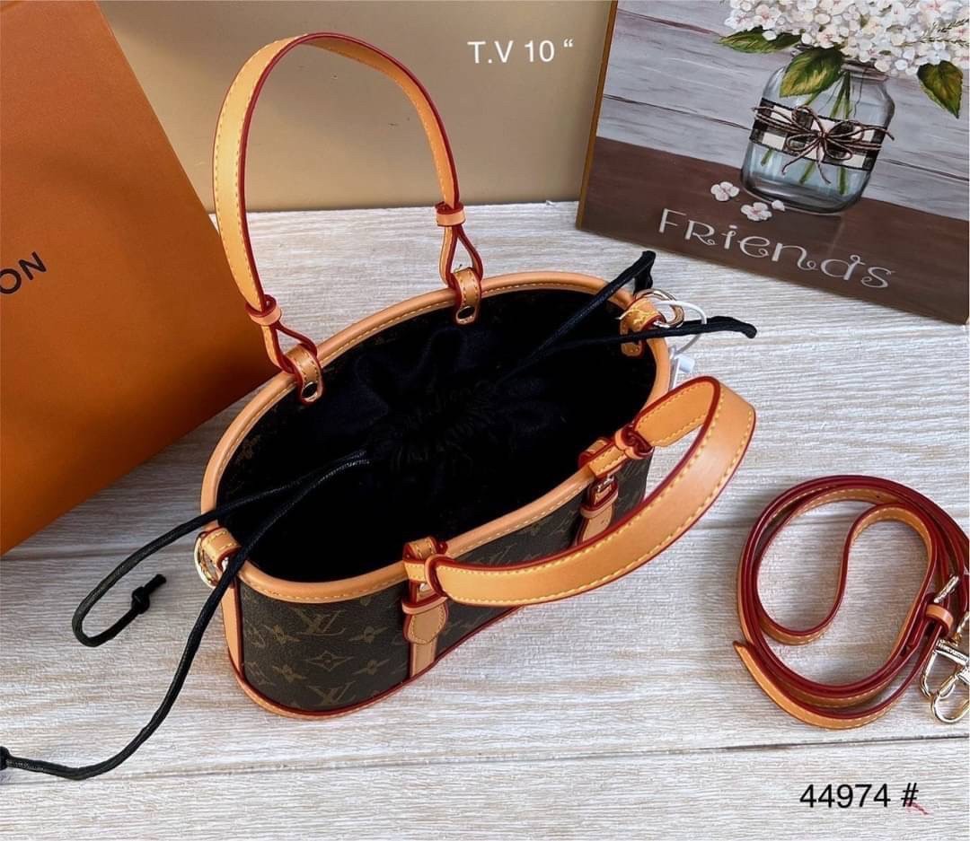 LV MINI TOTE / FF FENDI MINI TOTE รุ่นใหม่ล่าสุด คิ้วท์กว่าใคร! กับไอเท็มโมโนแกรมสุดฮิต กระเป๋าทรงโท้ทไซส์มินิ น่ารักน่าใช้มากๆ ให้คุณได้เพลิดเพลิน และคล่องตัวมากๆ ภายในโล่ง ใส่ของสำคัญได้ มาพร้อมสายสะพายที่ถอดออกได้ ใบนี้ตอบโจทย์ให้กับทุกไลฟ์สไตล์แน่นอน