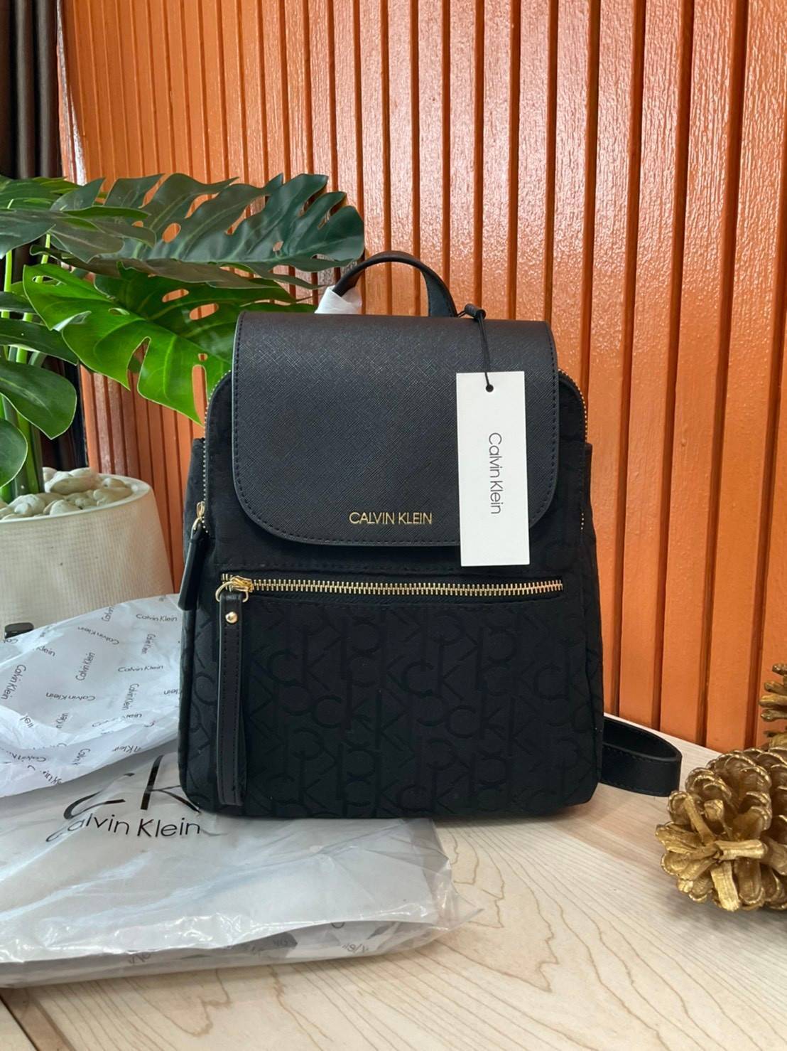 ของแท้ 💯% Elaine Calvin Klein Monogram Small Backpack 💕ของมันต้องมี สวยหรูดูแพงมาก สำหรับรุ่นนี้ และมีฟังชั่นช่องการใช้งานที่มากที่สุด!!! 💕 กระเป๋าสะพายเป้รุ่นใหม่ชนช้อป รุ่นยอดนิยม
