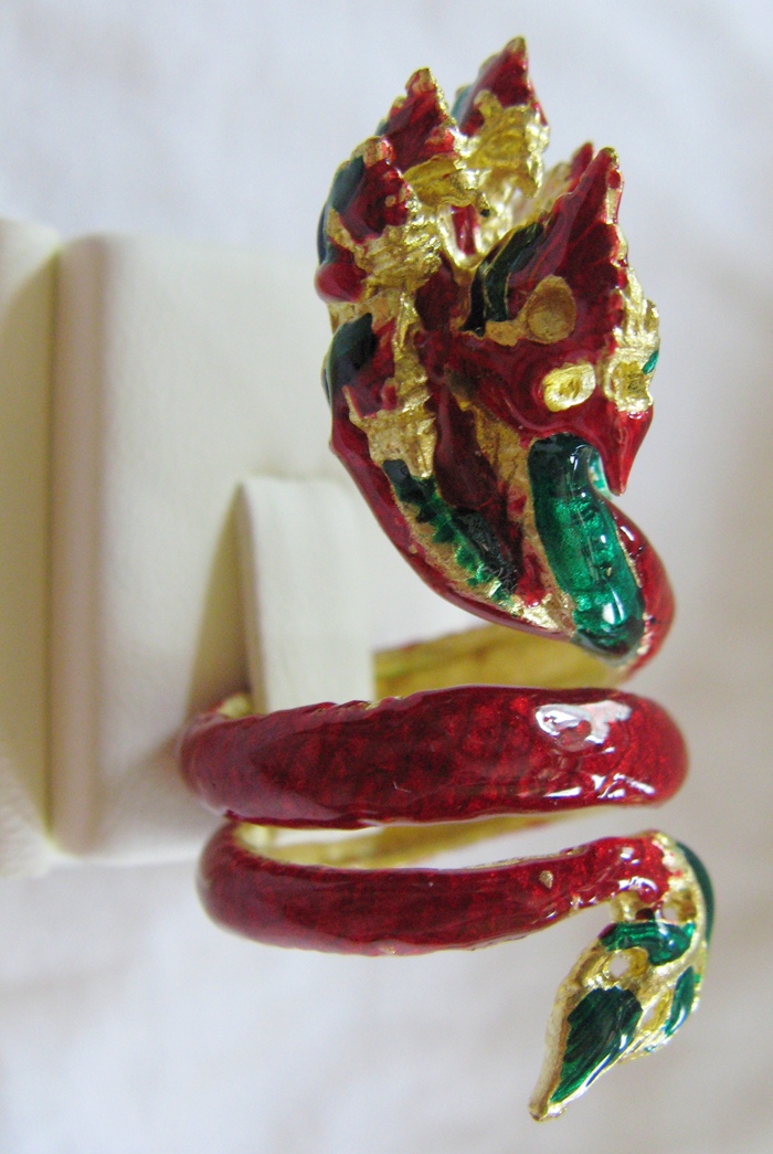 แหวนพญานาค7เศียรเนื้อทองเหลืองลงยาสีแดง เสริมอำนาจ คุ้มครองค่ะ