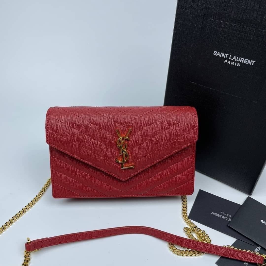 หนังแท้ YSL Yves Saint Laurent Envelope WOC 7.5” รุ่นฮอตปรอทแตก ทรงฐานตั้งได้ เป็นการดีไซน์กึ่งกระเป๋าสตางค์ ที่มาพร้อมสายสะพายยาว (เป็นสายโซ่ที่ต่อกับหนัง) สายถอดได้ (ปรับระดับไม่ได้) ถือเป็นคลัชก็สวยมากเลยค่ะ เป็นอีกหนึ่งรุ่นที่ให้ความรู้สึกเรียบแต่โก้ห