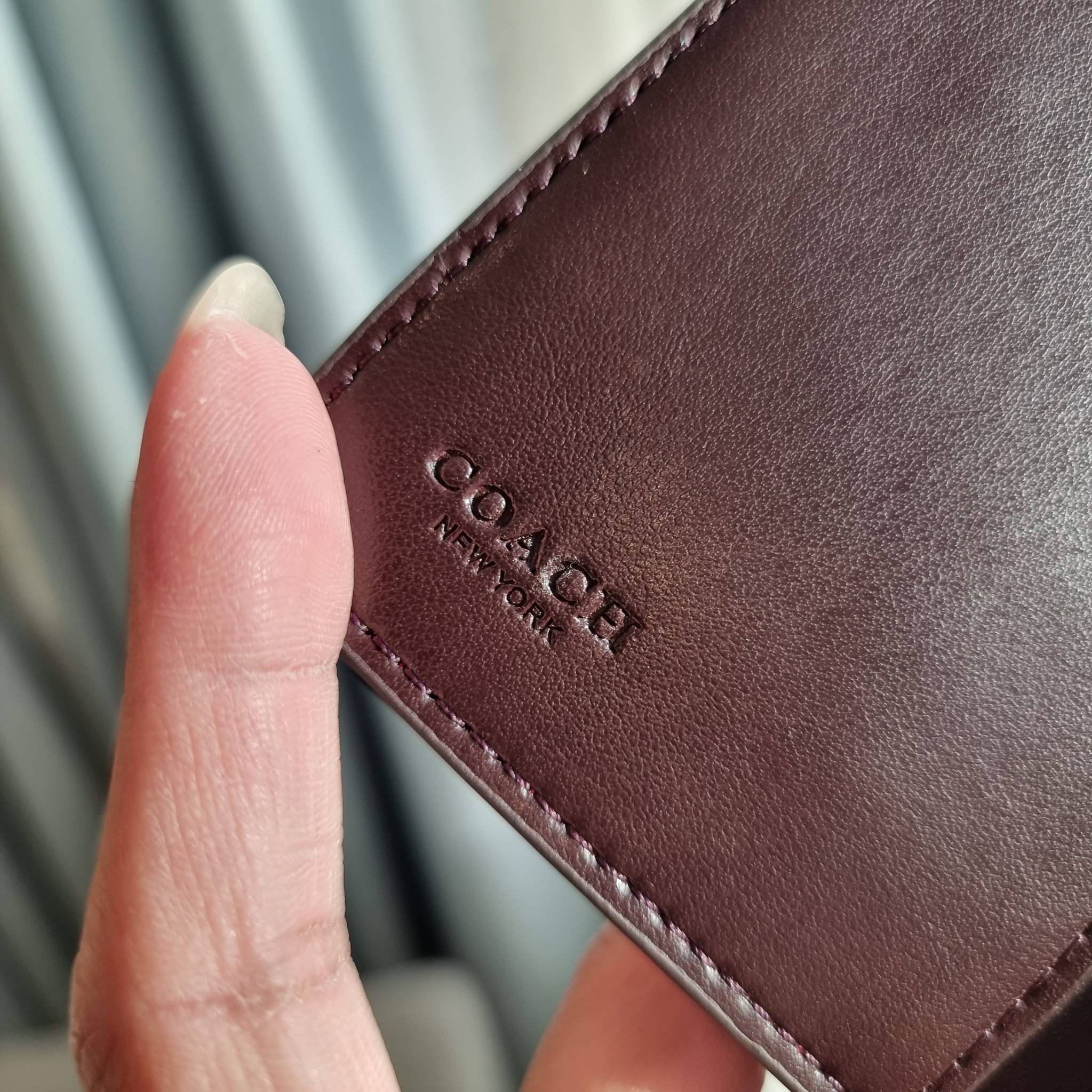 OUTLET 】COACH F25937 MEDIUM CORNER ZIP WALLET กระเป๋าสตางค์ใบกลาง 🔥 รุ่นหนังแก้วสุดฮอต!! สวยหรู ขนาดกำลังเหมาะมือ ดูดีดูแพงทุกสี มีช่องใส่บัตรและธนบัตรครบ และมีช่องแยกสำหรับใส่เหรียญ มาให้ครบเซ็ท พร้อมเสิร์ฟความสวยให้ถึงบ้านไปเลยจ้า