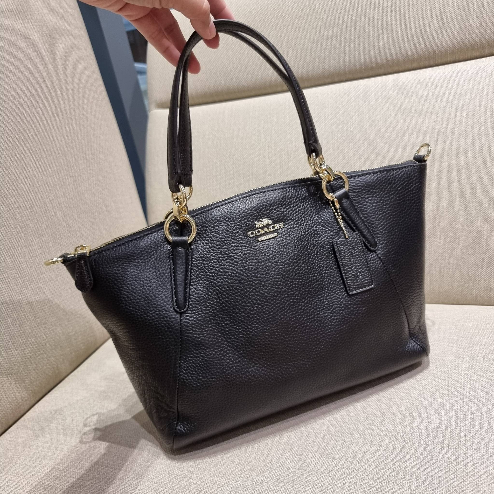 COACH F36675 SMALL KELSEY SATCHEL กระเป๋าถือ/สะพายข้าง ทรงพัดรุ่นคลาสสิค ขายดีทุกรอบ ด้วยรูปทรงที่สวย ใช้งานง่าน มีหูจับในตัว และสายครอสมาให้ วัสดุหนัง pepble สัมผัสดี (หนังจะมีรอยกดทับบ้าง ใช้งานเรื่อยๆหนังจะฟูขึ้นปกติ) เปิด-ปิดด้วยซิป รูดใช้งานง่าย ภายใ