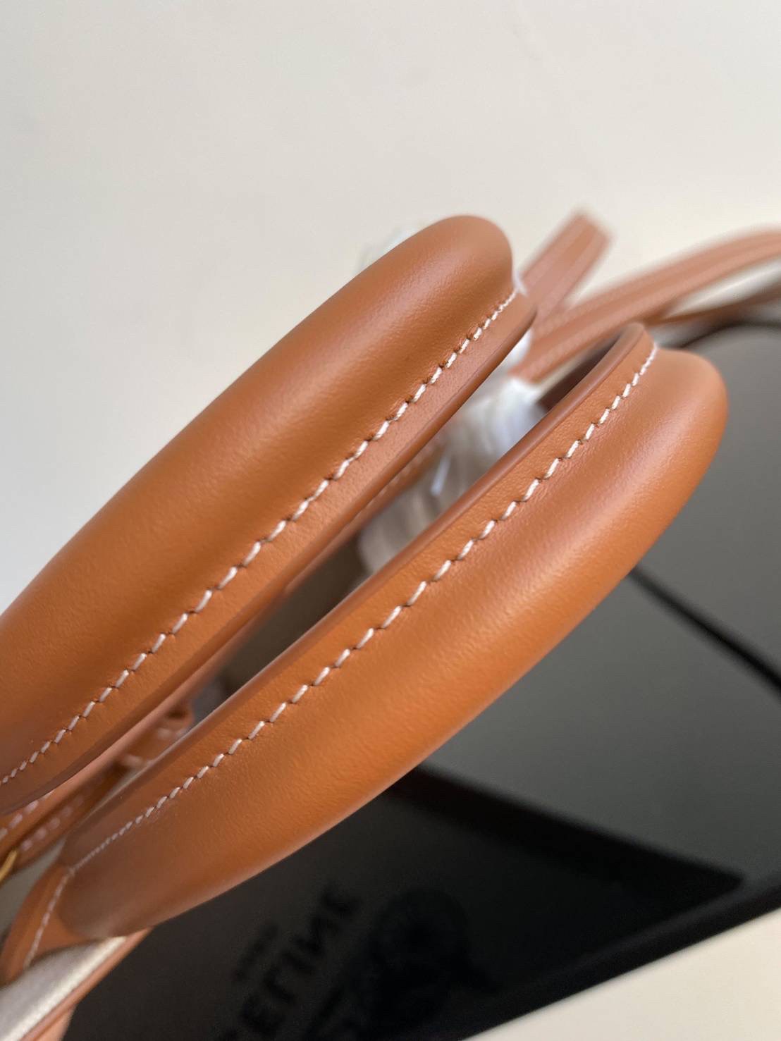 CELINE HAND CARRY AND CROSSBODY BAG VIP GIFT WITH PURCHASE (GWP) พรีเมี่ยมกิ๊ฟ Limited จาก CELINE HAUTE PARFUME DUTYFREE COUNTER วัสดุ CANVAS ตัดหนังแท้ ดีไซน์ทรงเหลี่ยมสวยหรูสุดคลาสสิค ปักโลโก้แบรนด์ด้านหน้า ภายในโล่งกว้าง ใส่กระเป๋าสตางค์ยาว มือถือ ของใ