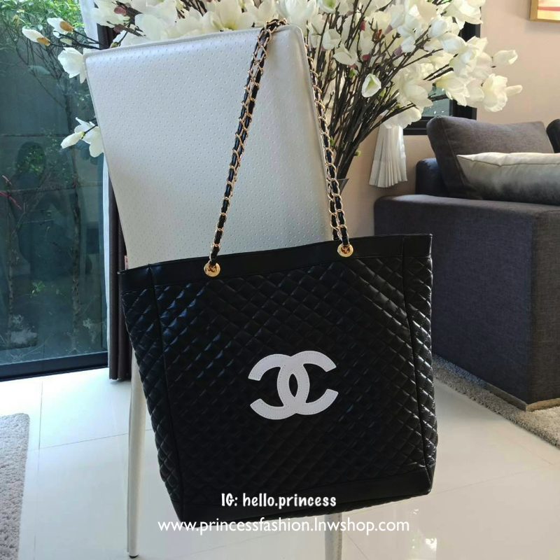 🌟 Best Item ส่งท้ายปี 2018!! กับ CHANEL LARGE VIP TOTE BAG สินค้าสมนาคุณจากงาน VIP GIFT แบรนด์ดังสุดหรูอย่าง CHANEL โดดเด่นด้วยตัวกระเป๋าขนาดใหญ่ จุของได้เยอะ วัสดุหนัง PU นิ่ม ด้านหน้าปักด้วยโลโก้ CC หนังแก้ว เปิดปิดด้วยกระดุมแม่เหล็ก ด้านในผ้าบุ