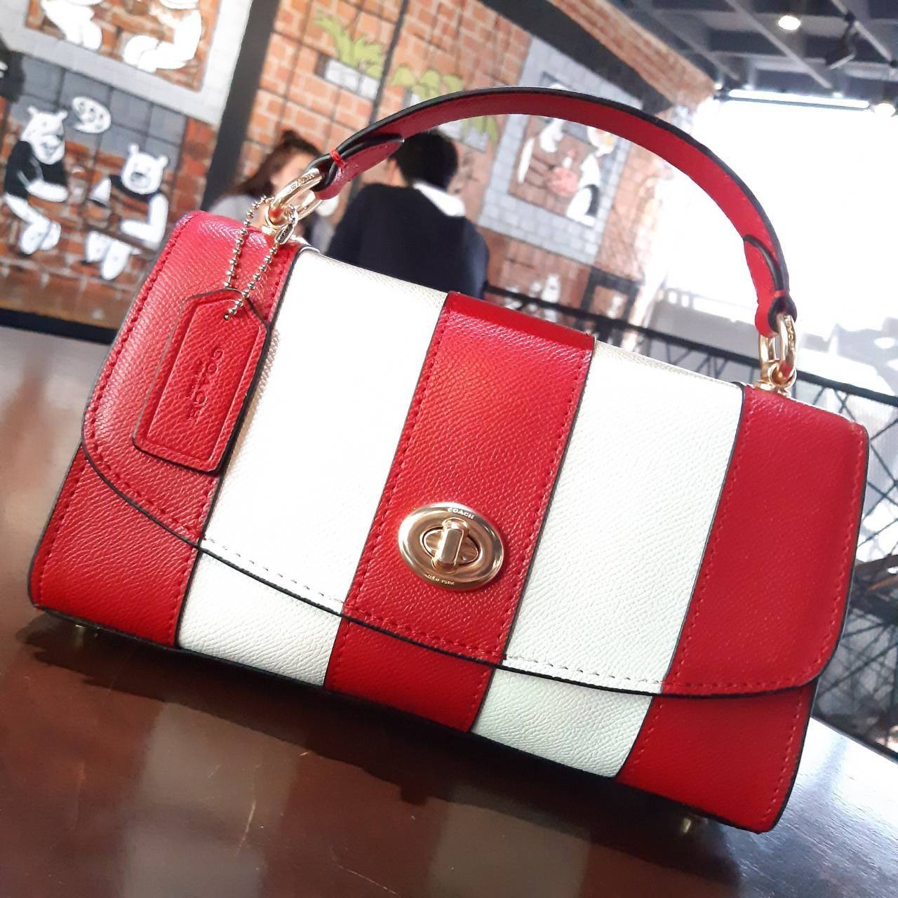 COACH TILLY SATCHEL 23 IN SIGNATURE CANVAS ((C1802//C1439/C1435)) กระเป๋า crossbody สวยหรู ขนาดใหม่ พร้อมสีมาใหม่!! ดีไซน์ย้อนยุค วัสดุหนังแคนวาสเคลือบลายสลับหนังแท้ มาพร้อมหูจับในตัว และสาย crossbody ปรับได้ตามตัว เปิด-ปิดด้วยตัวบิดล็อค ภายในโล่ง บุกำมะห