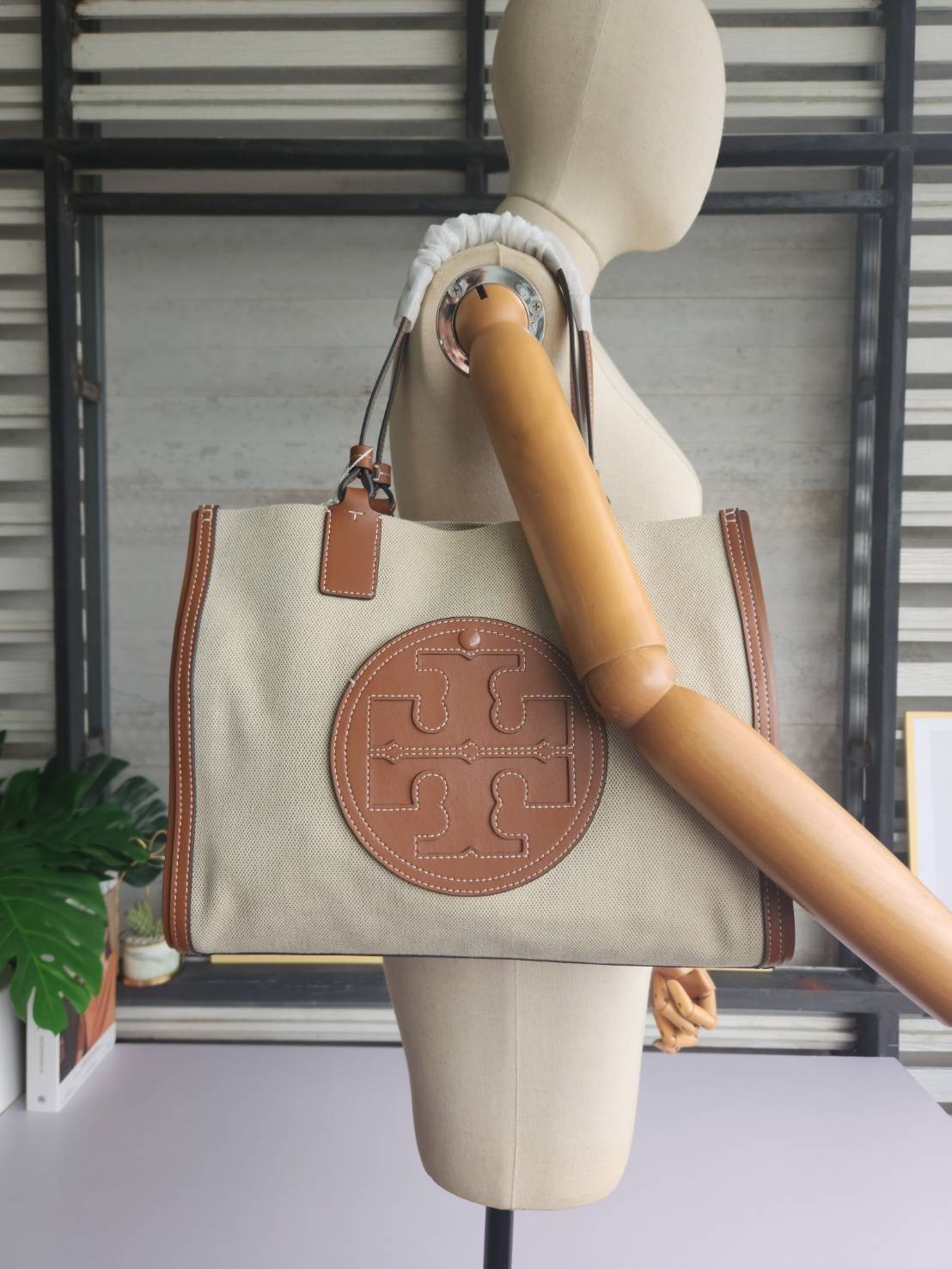 TORY BURCH ELLA CANVAS TOTE BAG กระเป๋าโท้ตน้ำหนักเบาของเราพร้อมป้ายโลโก้ Ella ทำจากผ้าใบที่ทนทานพร้อมรายละเอียดหนังและกระเป๋าด้านใน อเนกประสงค์ ทรงคลาสสิก และสร้างขึ้นอย่างสวยงามด้วยฝีมือช่างฝีมือ สายรัดแคบช่วยให้วางราบกับไหล่ได้อย่างสบาย เหมาะสำหรับทุกว