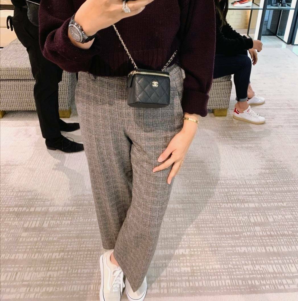 พรีเมี่ยมกิ๊ฟแท้ 100% 】Chanel Mini Clutch Bag With Chain VIP Gift With Purchase (GWP) กระเป๋าสะพายพรีเมี่ยมกิ้ฟทรงเหลี่ยมขนาดมินิสุดน่ารักดีไซน์สุดฮิตหนังเรียบสวยอยู่ทรงเปิดปิดด้วยซิปคู่สะดวกใช้ ด้านหน้าประดับโลโก้แบรนด์อะไหล่ทอง