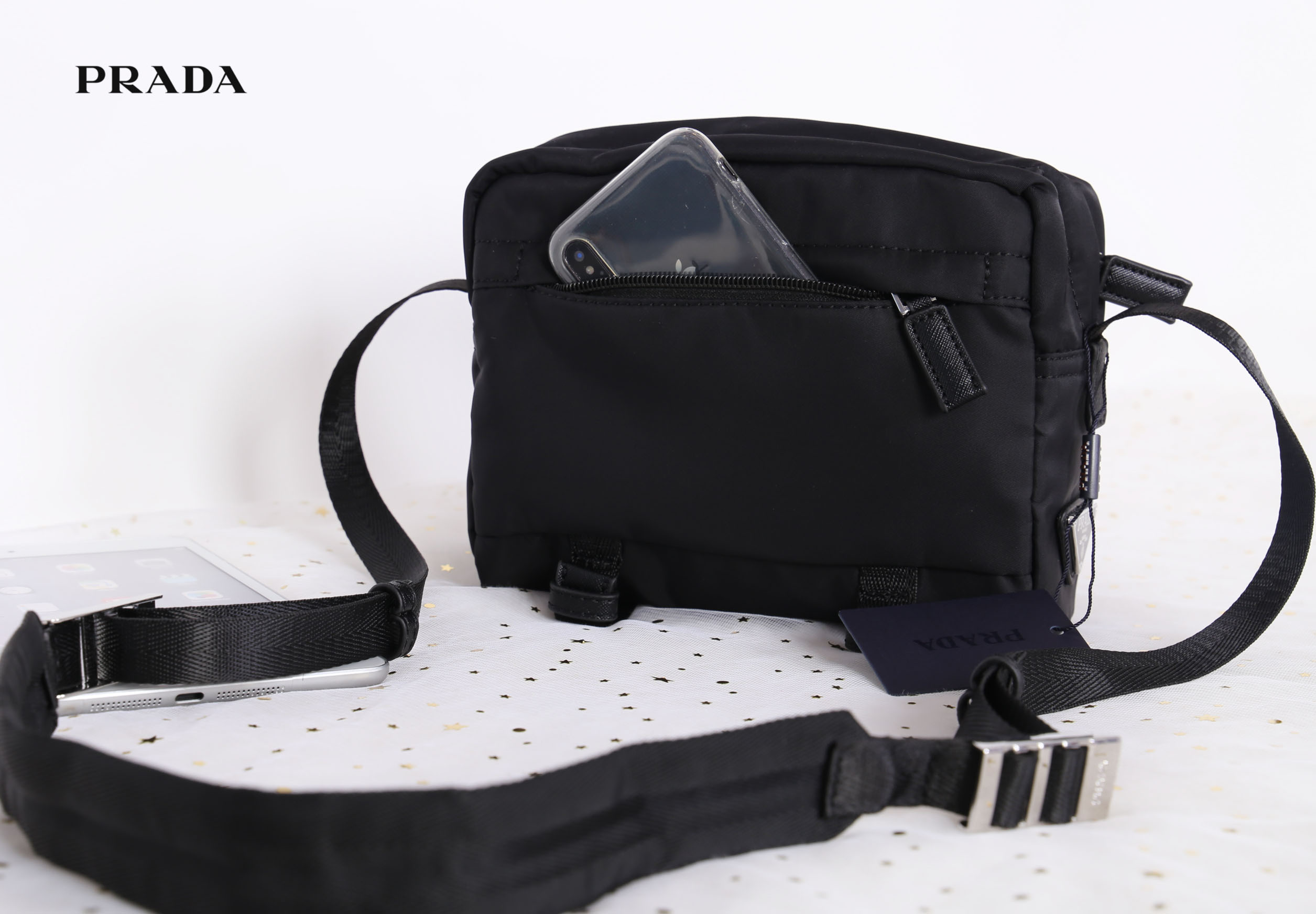 Prada nylon shoulder bag / Prada crossbody nylon bag VIP gift ใช้ได้ทั้งหญิงชาย ห้ามพลาดรุ่นใหม่l Prada Bag ทรงใหม่มีไว้ไม่ซ้ำใครแน่นอนคะ จะสะพายข้าง หรือ คาดอกก็ได้ วัสดุทำจากผ้า Nylon เนื้อหนาคุณภาพดี ตัวอะไหล่เงินสวยหรู ขนาดกำลังดี ใส่ของได้เยอะ มือถือ