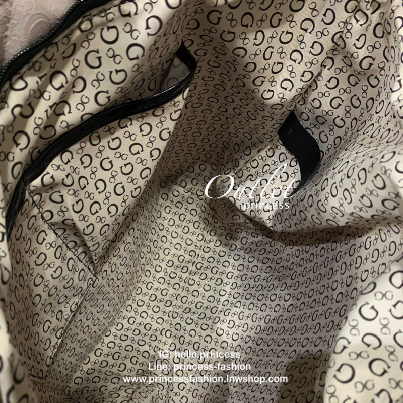 Guess Large Tote Bag กระเป๋าถือทรงช้อปปิ้ง ที่มีน้ำหนักเบา สามารถจุได้เยอะ วัสดุหนังpuหนังนิ่ม นุ่มมือต่อผิวสัมผัส มีดีเทลที่ตัวกระเป๋าปั้มโลโก้G เป็นซิกเนอเจอร์รอบใบ สามารถใส่เอกสารเอสี่ได้ เปิดปิดด้วยซิปเดียวด้านบน ภายในบุผ้าลายG มีช่องเล็กแยกเป็นสัดส่ว