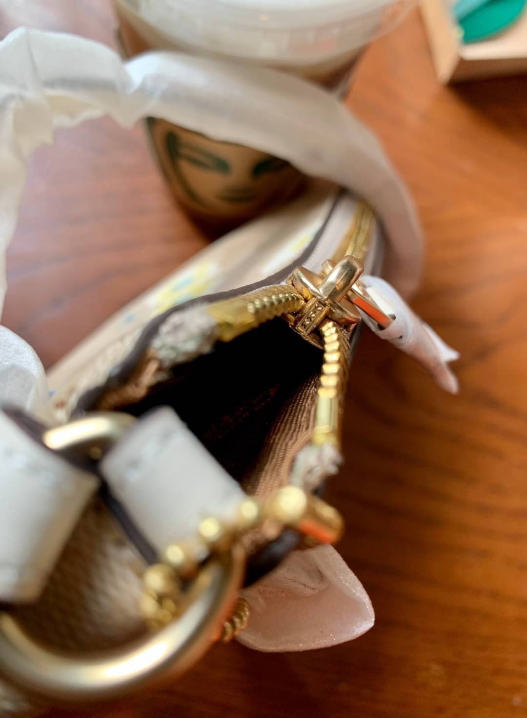 ไอเทมห้ามพลาดจร้าา COACH NOLITA SIGNATURE WITH DAISY PRINT ((C3357)) พร้อมส่งที่ไทย รุ่นต้องมีค่ะ! กระเป๋าหิ้วหรือคล้องมือ หนังแคนวาสปริ้นลายดอกDaisy สวยงาม น่าใช้มากค่ะ เปิดปิดกระเป๋าแบบซิป ภายในสามารถใส่มือถือได้ทุกรุ่น;กระเป๋าเงินใบกลางได้;พร้อมช่องเสี