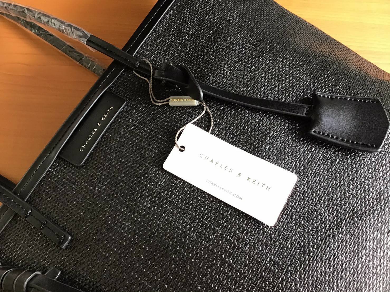 Charles & Keith Black Textured Tote Bag ฮอตฮิตตลอดกาลสำหรับรุ่นนี้ รุ่นยอดนิยม!! มากี่รอบกี่รอบก็ขายดี ใครไม่มีรุ่นนี้ติดตู้ไว้ถือว่าเชยมาก(!!) กระเป๋าสะพายทรง Shopping bag ใบใหญ่จุของได้ใจ น้ำหนักเบา โดดเด่นด้วย Textured วัสดุสานรอบใบ ตัดขอบหนัง สวยอยู่ท