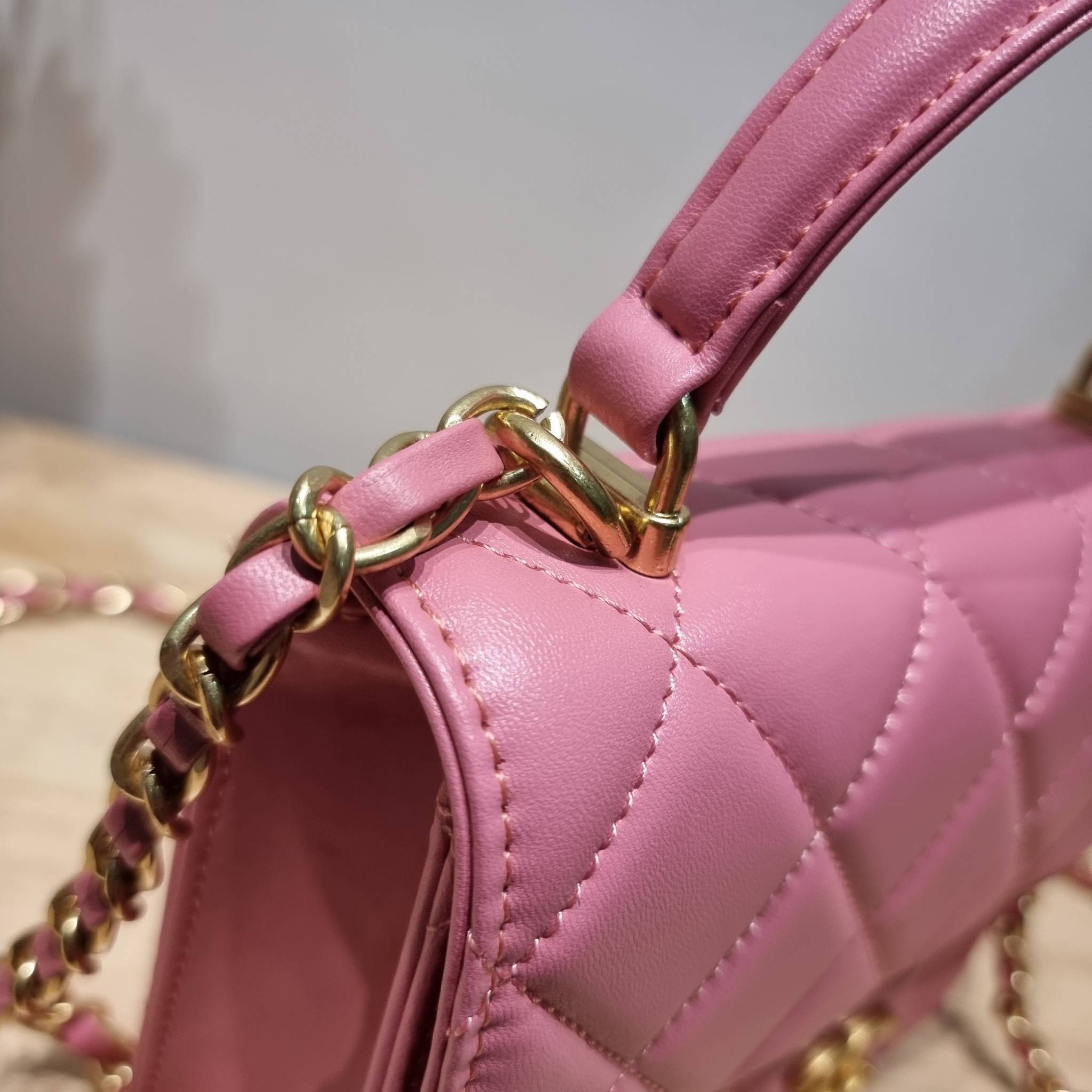 CHANEL flap bag with chain กระเป๋าสะพายสุดหรู สวยดูแพง รูปทรงคลาสสิค ขนาดกำลังพอเหมาะ สายสะพายโซ่ในตัว น้ำหนักเบา และยังมีหูจับในตัว สะดวกต่อการพกพา ตัวกระเป๋าเปิดด้วยกระดุมแม่เหล็ก วัสดุหนังอย่างดี ผิวสัมผัสดี ภายในเป็นช่องโล่ง และยังมีช่องซิปให้ด้วย