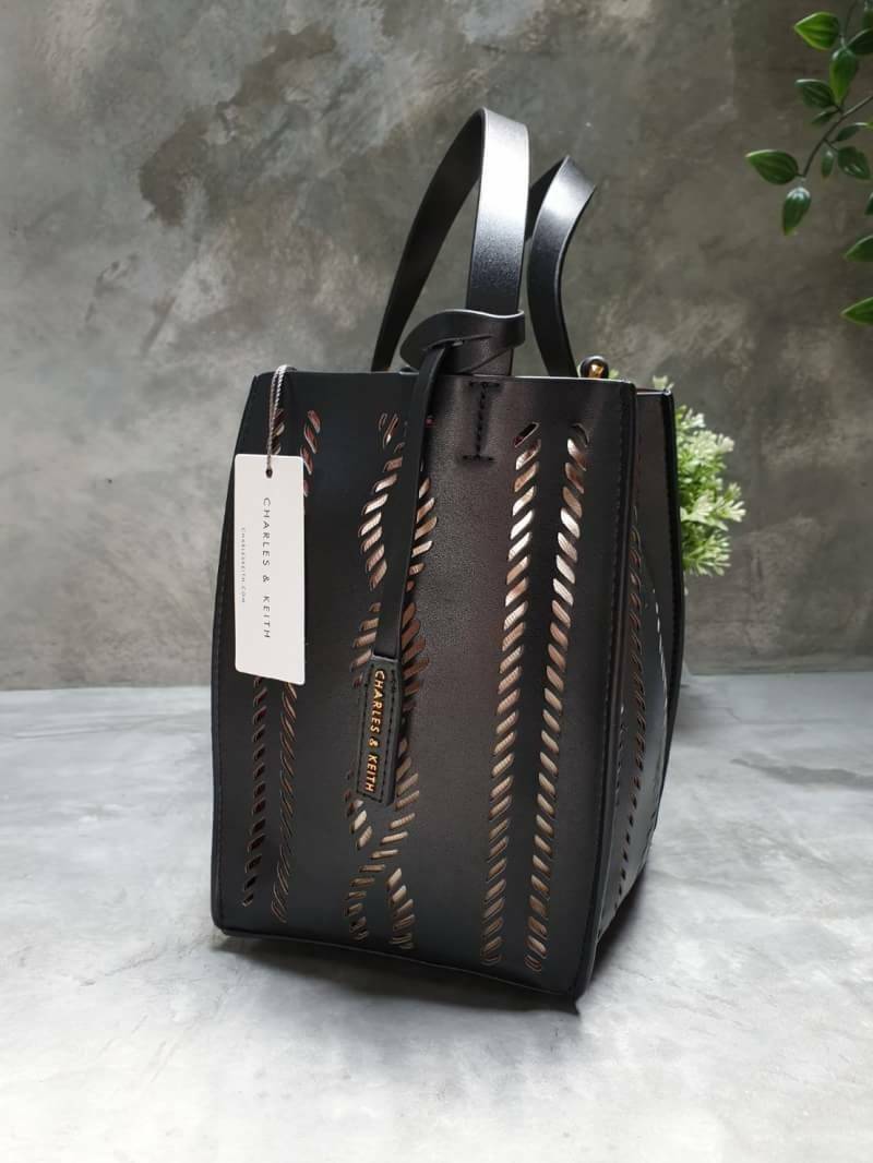 charleskeith Laser cut bucket bag กระเป๋าทรงเก๋ วัสดุหนังนิ่ม มาพร้อมกระเป๋าด้านใน มาพร้อมสายสะพายยาวปรับระดับได้ รุ่นนี้น่ารักมากค่ะ ห้ามพลาดเลยนะยูว์....