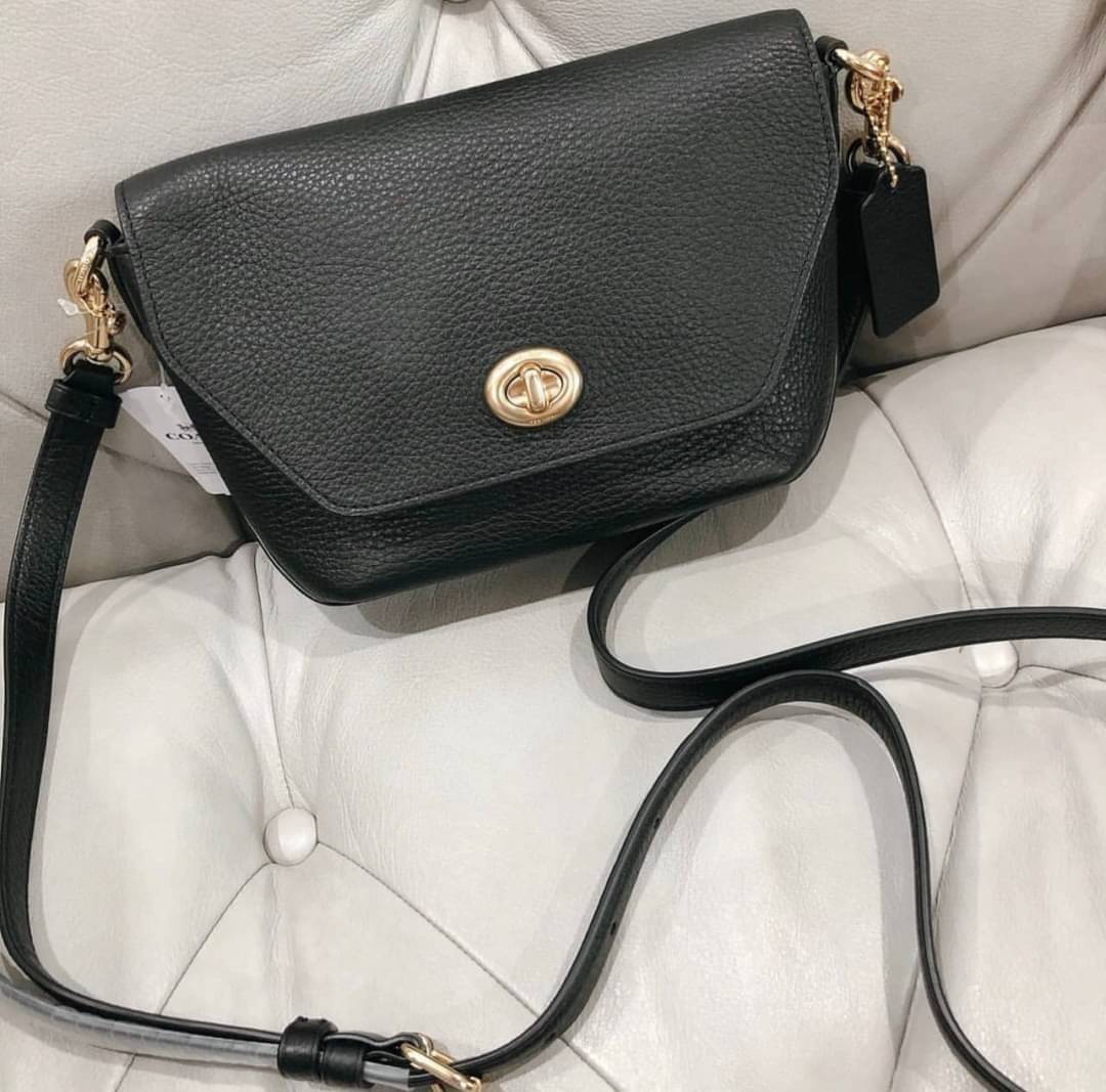 คอลเลคชั่นใหม่ ทั้งสวยทั้งคุณภาพค่ะ😘 COACH KARLEE CROSSBODY BAG 💐พร้อมส่ง ได้ไปไม่ผิดหวังแน่นอนค่ะ! สวยๆแบบคนดังระดับโลกกันค่าา กระเป๋าสะพายแบบครอสบอดี้ร์ หนังแท้นิ่มสวยงามมากๆค่ะ รูปทรงน่ารักกระทัดรัด เปิดปิดกระเป๋าแบบหมุนล็อค ภายในสามารถ