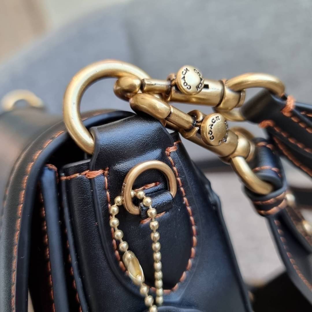 COACH C0749 BEAT SADDLE BAG The best item! ที่สาวๆรอคอย! ฮอตไฟลุก! สีหายาก ละมุนคุณหนู คอลเลคชั่นใหม่ ดีไซน์หรูหรา พิเศษมากๆมาพร้อมสายสะพาย 2 เส้น ใช้คู่กันหรือแยกสะพายก็สวยครบสูตร กระเป๋าสะพายทรง saddle คลาสสิค วัสดุหนัง glove-tanned ทนทาน เปิด-ปิดด้วยกร