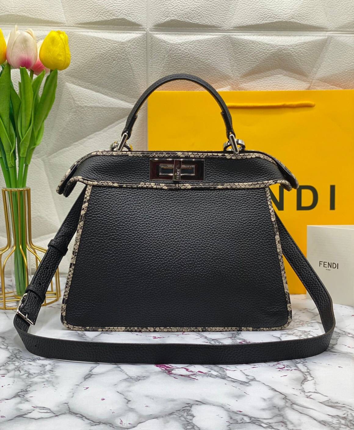 FENDI Capsule Collection Size 27cm กระเป๋าถือหรือสะพายข้างได้ หนังสวยมาก รูปแบบให้กลิ่นอายของความคลาสสิก หรูหรา มีคลาส การออกแบบที่โชว์ทั้งเอกลักษณ์ของแบรนด์และความมีสไตล์ ใช้งานง่าย จะถือหรือสะพายก็คล่องตัวทุกรูปแบบเลยค่ะ ใบจริงสวยมาก ไม่ควรพลาดด้วยประกา