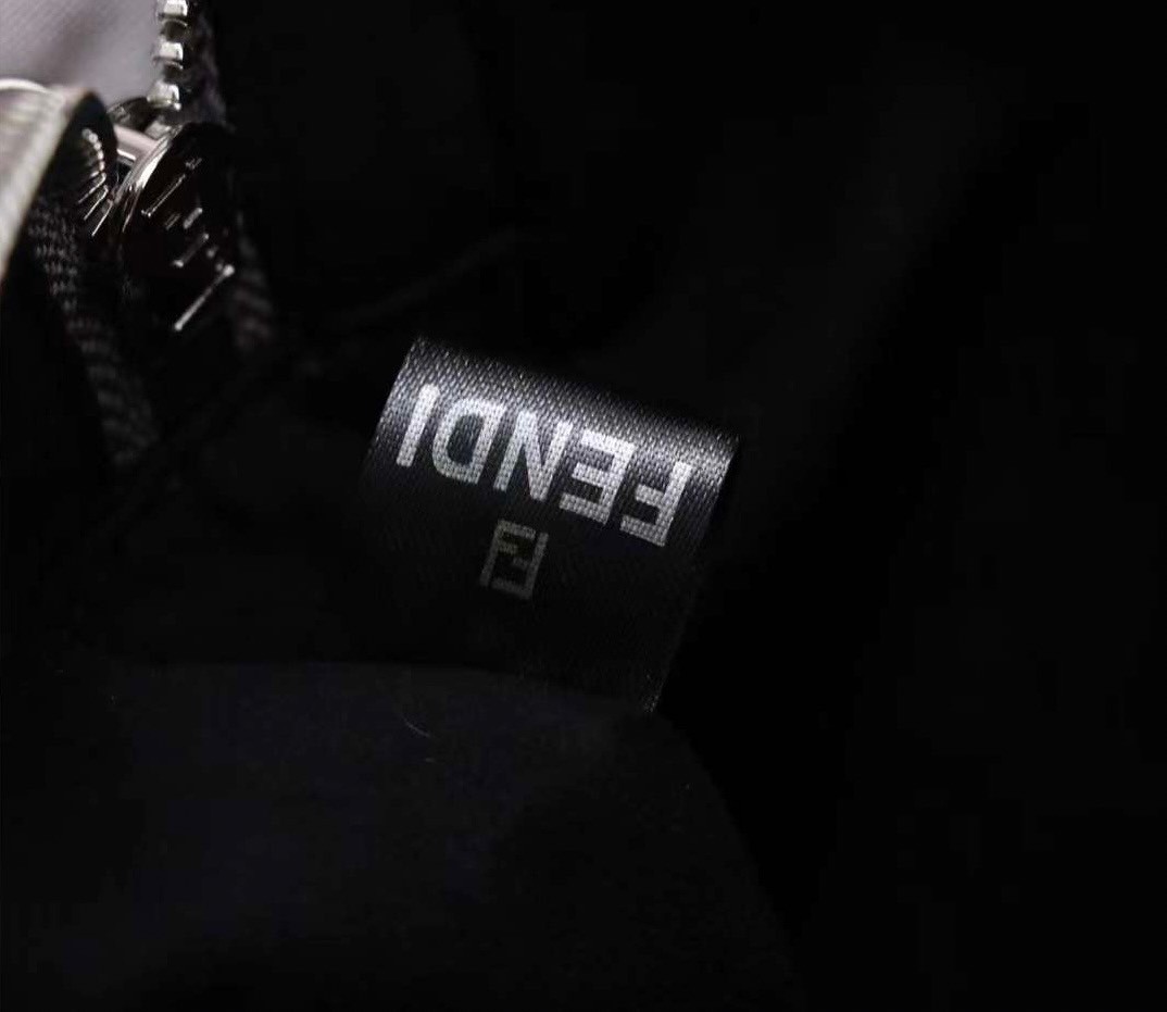 FENDI Ff-Print Coated-Canvas And Leather Cross-Body Bag เกรดออริจินอล FENDI Messenger Bag กระเป๋าสะพายข้าง ให้หนุ่มๆได้ตัวตึงกันไปเลยจ้า กับกระเป๋าสะพายทรงแมสเซ็นเจอร์ รุ่นหายาก ดีไซน์เรียบหรู สะดวกใช้ที่สุด ภายในโล่งกว้าง สายสะพายถอดได้ ปรับใช้ตามสะดวก ใ