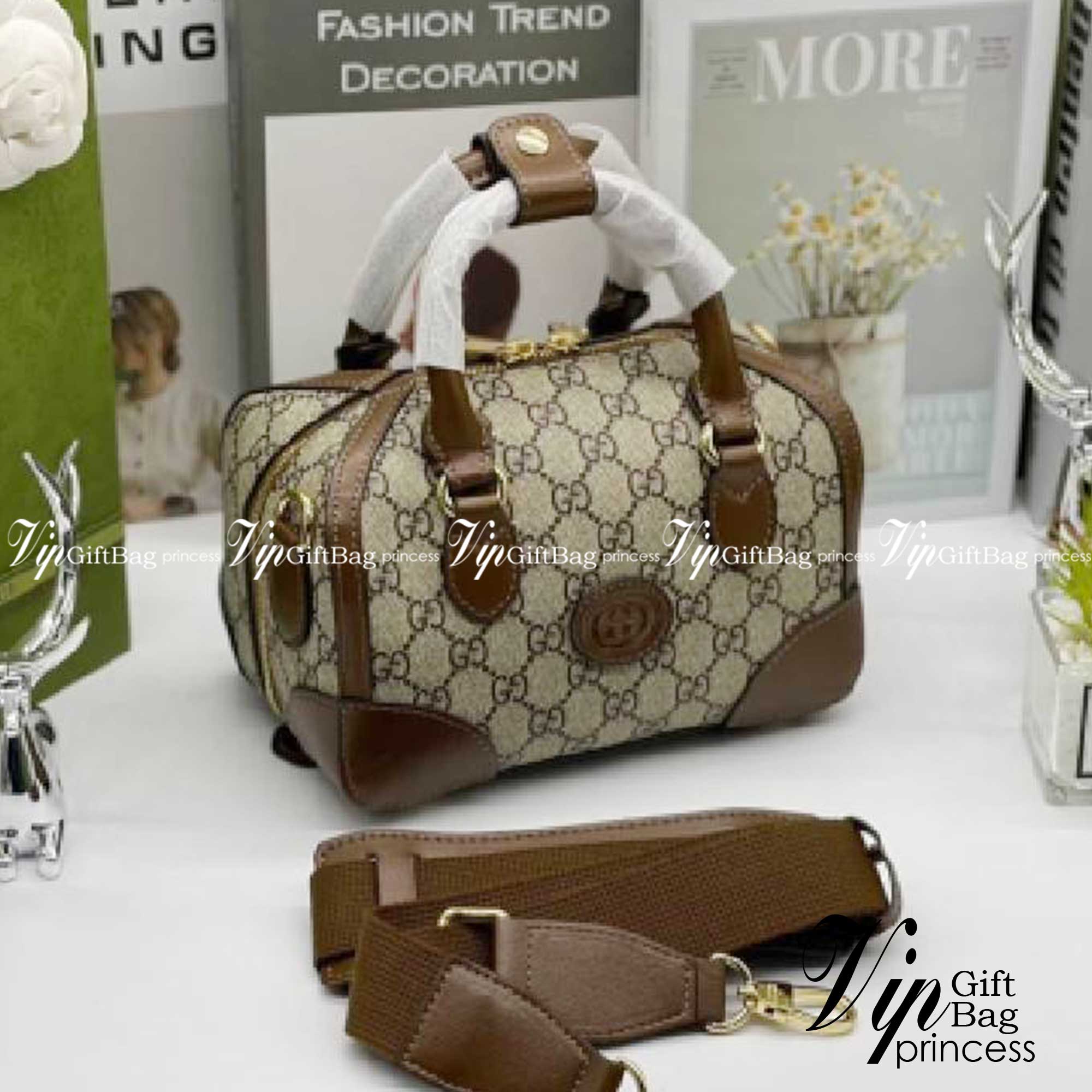 GUCCI Small duffle bag with Interlocking G เกรดออริจินอล กระเป๋าสะพาย กระเป๋าถือทรงหมอนสวยคลาสสิค วัสดุหนังแคนวาสอย่างดี ใบจริงสวยมาก! เปิด-ปิดกระเป๋าด้วยซิป หัวซิปตัว G อะไหล่สีทอง เลิศ!! ภายในโล่งกว้าง มาพร้อมสายสะพาย ปรับได้ ถอดออกได้ จะถือหรือสะพาย cr