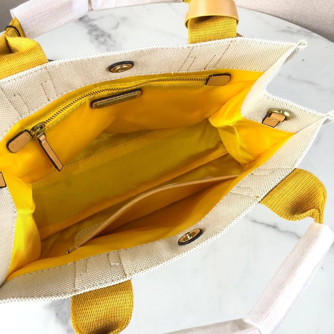 กระเป๋าถือ หรือสะพาย TORY BURCH เปิด - ปิดกระเป๋าด้วยกระดุม ด้านในมีช่องซิป 1 ช่อง และช่องใส่ของ 1 ช่อง มาพร้อมสายสะพาย สามารถถอดและปรับได้ 3 ระดับ