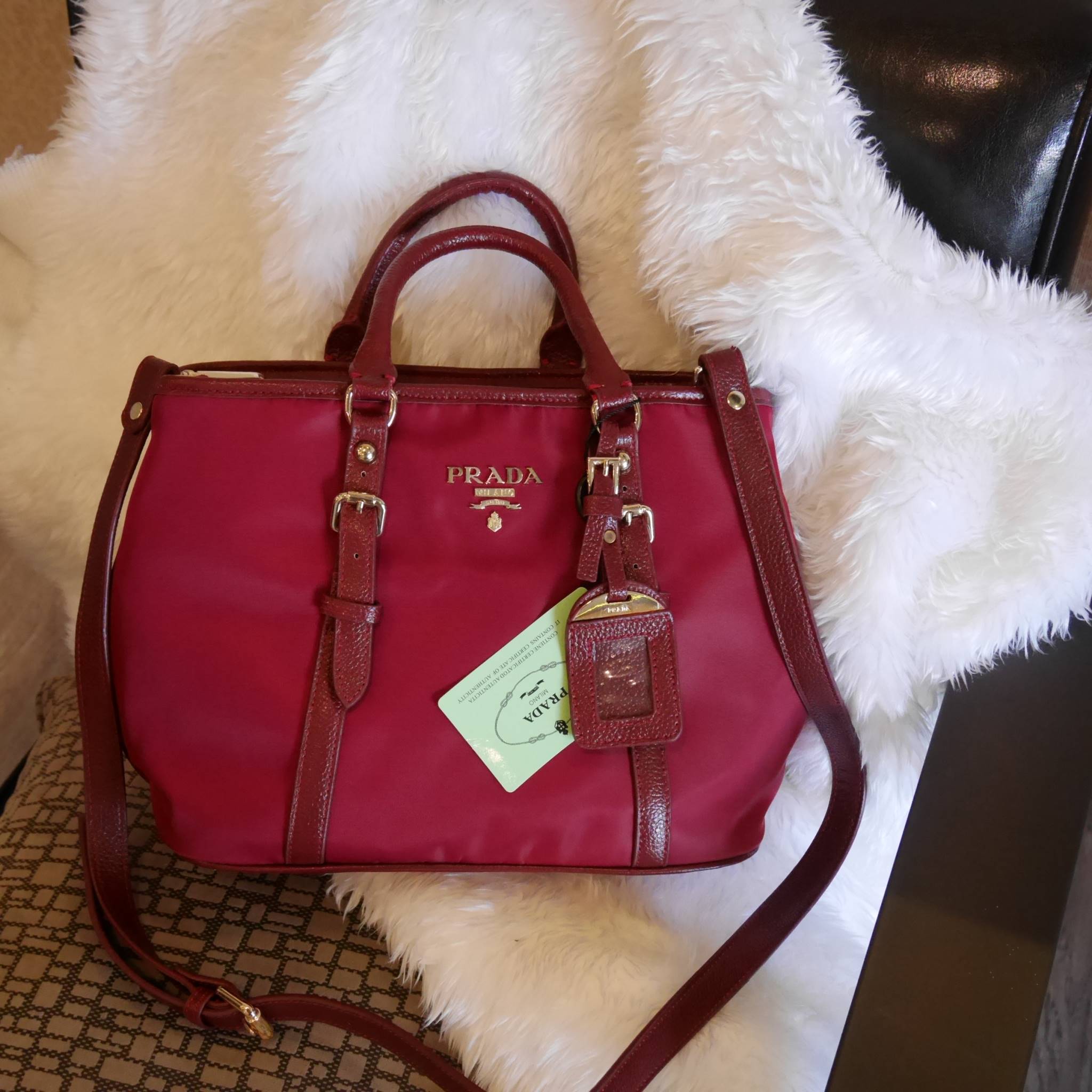 สาวๆที่มองหา กระเป๋าสะพายสวยเก๋ **ที่ใช้ได้ทุกวัน 👧👧 ทางร้าน ขอแนะนำ งานพรีเมี่ยมกิ้ฟ จากเคาเตอร์ต่างประเทศค่ะ รุ่น Limited edition ค่า กระเป๋าสะพาย จากแบรนด์ PRADA เป็น กระเป๋าผ้าไนล่อน สลับหนัง สะพายไหล่ได้ สามารถปรับระดับที่สายสะพายไหล่