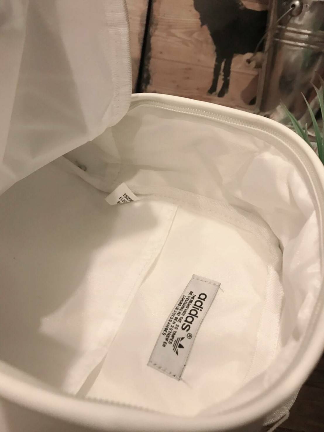 Adidas Originals 3D Mini Backpack & Shoulder Bag หนึ่งในคอลเลคชั่นสไตล์สปอร์ตดีไซน์สุดฮิตจาก ISSEY MIYAKE ใช้ได้ทั้งชายหญิง ขนาดกลางกำลังดี น้ำหนักเบา เปิดปิดด้วยซิปคู่โลโก้แบรนด์ ภายในกว้างมีช่องใส่มินิไอแพคแยกเป็นสัดส่วน มีสายสะพาย2เส้น ดัดแปลงได้หลายรู