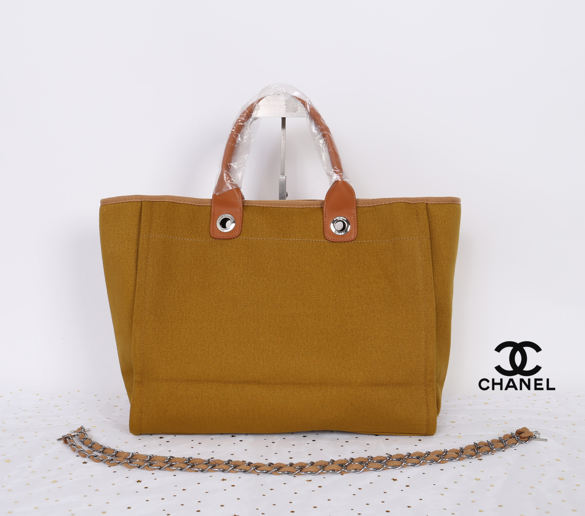 Chanel Tote canvas premium gift จากแบรนด์ Chanel กระเป๋าสะพาย Chanel Tote canvas โลโก้ปัก กระเป๋า ทรง Tote ผ้า canvas เนื้อหนาอย่างดี มีซับใน ด้านหน้าปักโลโก้แบรนด์หรู **จุดเด่นที่ หูจับมี 2 แบบคือ แบบสายหนัง และ โซ่ สามารถ สะพายไหล่ได้คะ ใบใหญุจุของคุ้ม