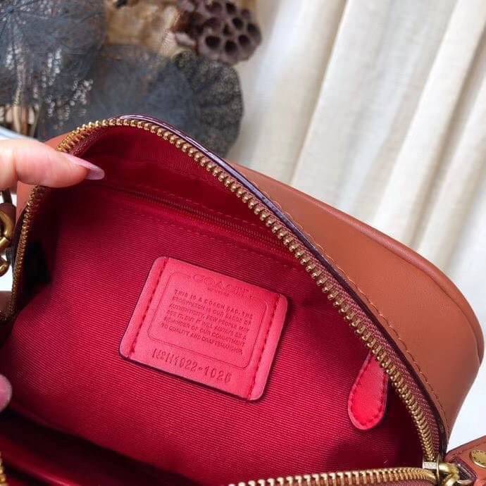 COACH Coated Canvas Signature Camera Bag 16 | Tan Rust (1025) เคลียร์สต๊อคมีไม่มากนะคะ! พร้อมส่งค่ะ! กระเป๋าทรงกล่อง pvc หนังนิ่มค่ะ เปิดปิดกระเป๋าแบบซิป ภายในสามารถใส่มือถือได้ทุกรุ่น;กระเป๋าเงินใบกลางได้;ของอื่นๆได้จุค่ะ;มีช่องซิปและช่องเล็กให้ใส่ของจุก