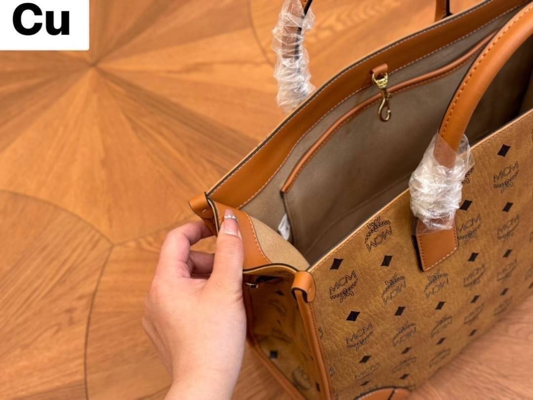 ORI | M.C.M MEDIUM MÜNCHEN TOTE IN VISETOS กระเป๋าโท้ทไซส์กลางจุได้เยอะ ใหม่ล่าสุด ใช้ได้ทั้งหนุ่มๆและสาวๆ รูปทรงคลาสสิค ดีไซน์เป็นเอกลักษณ์ แถมยังได้ใบลูกใส่ของจุกจิกได้อีก