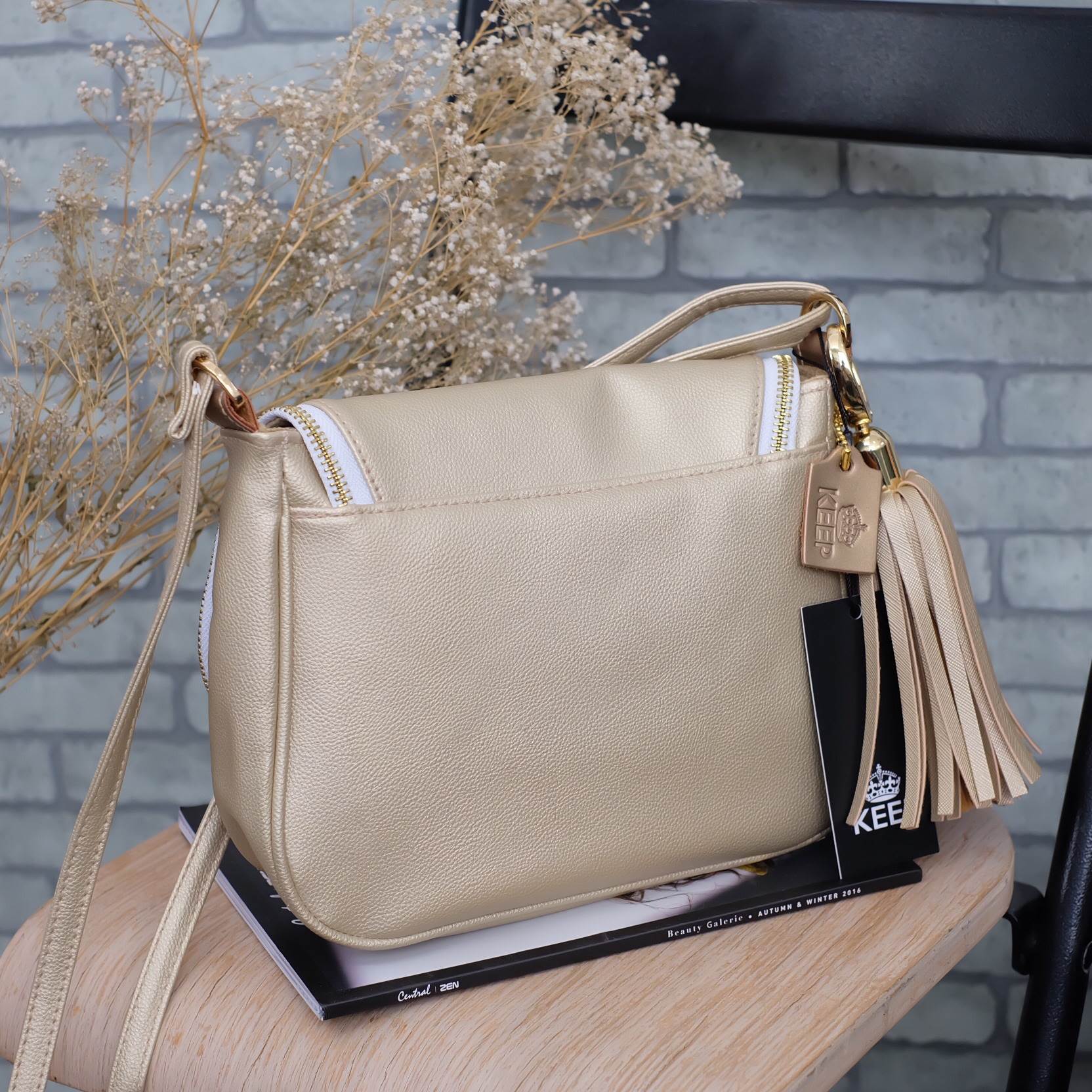 New Arrival! แบบมาใหม่ สวยๆ รับปีไก่ทองกันค่า วันนี้ทางร้าน ได้ รุ่น Limited edition จาก แบรนด์ KEEP -shoulder bag with key chain สี Light Gold มาคะ ใบนี้ แม่ค้า เฟริมว่า สวยเกินคำบรรยาย ค๊า