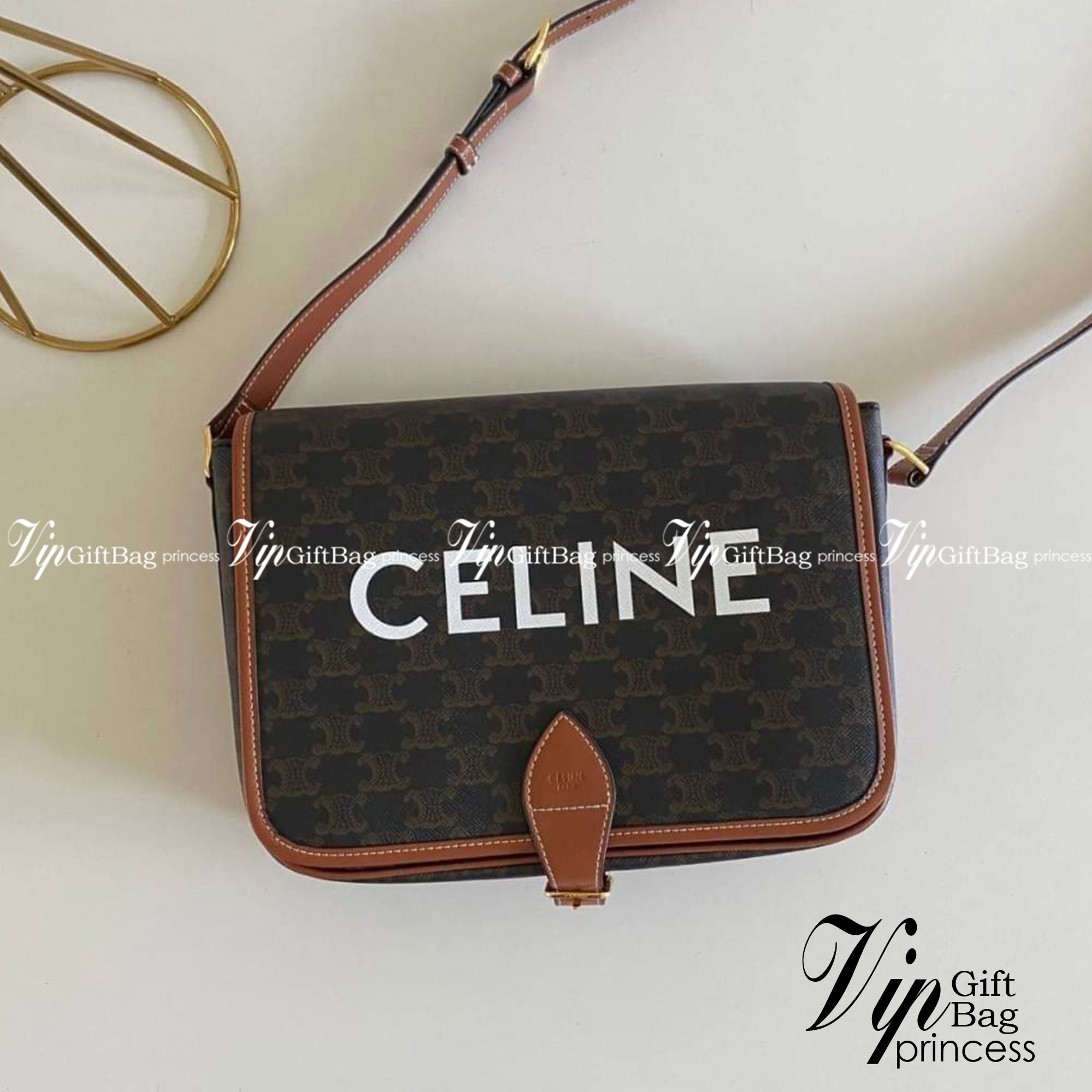 Celine Messenger Folco Bag in Triomphe Canvas กระเป๋าสะพายทรงแมสเซ็นเจอร์ โดดเด่นไม่เหมือนกับลวดลายแคนวาสที่เป็นเอกลักษ์แบรนด์แบบไม่เหมือนใครให้ด้วยความเรียบหรูดูทางการ เพิ่มความภูมิฐานให้กับคุณอย่างลงตัวเลยทีเดียวสำหรับกระเป๋าทรงแนวนอน ซึ่งเป็นกระเป๋าที่