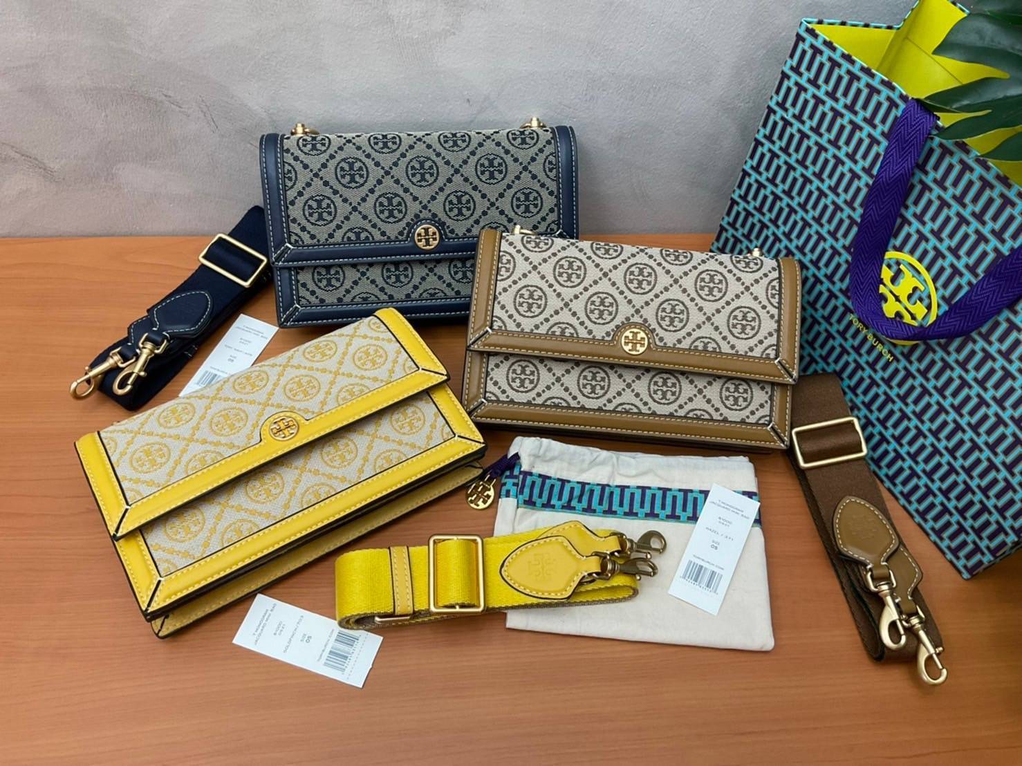 TORY BURCH 81000 MINI T MONOGRAM JACQUARD SHOULDER BAG คอลเลคชั่นฤดูใบไม้ผลิ 2021 กระเป๋าสะพายรุ่นใหม่จาก Tory Burch ดีไซน์สวยคลาสสิค แฝงไว้ด้วยความหรู ลวดลายผ้าแจ็คการ์ด T Monogram บนกระเป๋า Tory Burch นี้ เป็นการยกย่องให้กับงานควิลท์ชาวเพนซิลเวเนียดัตช์