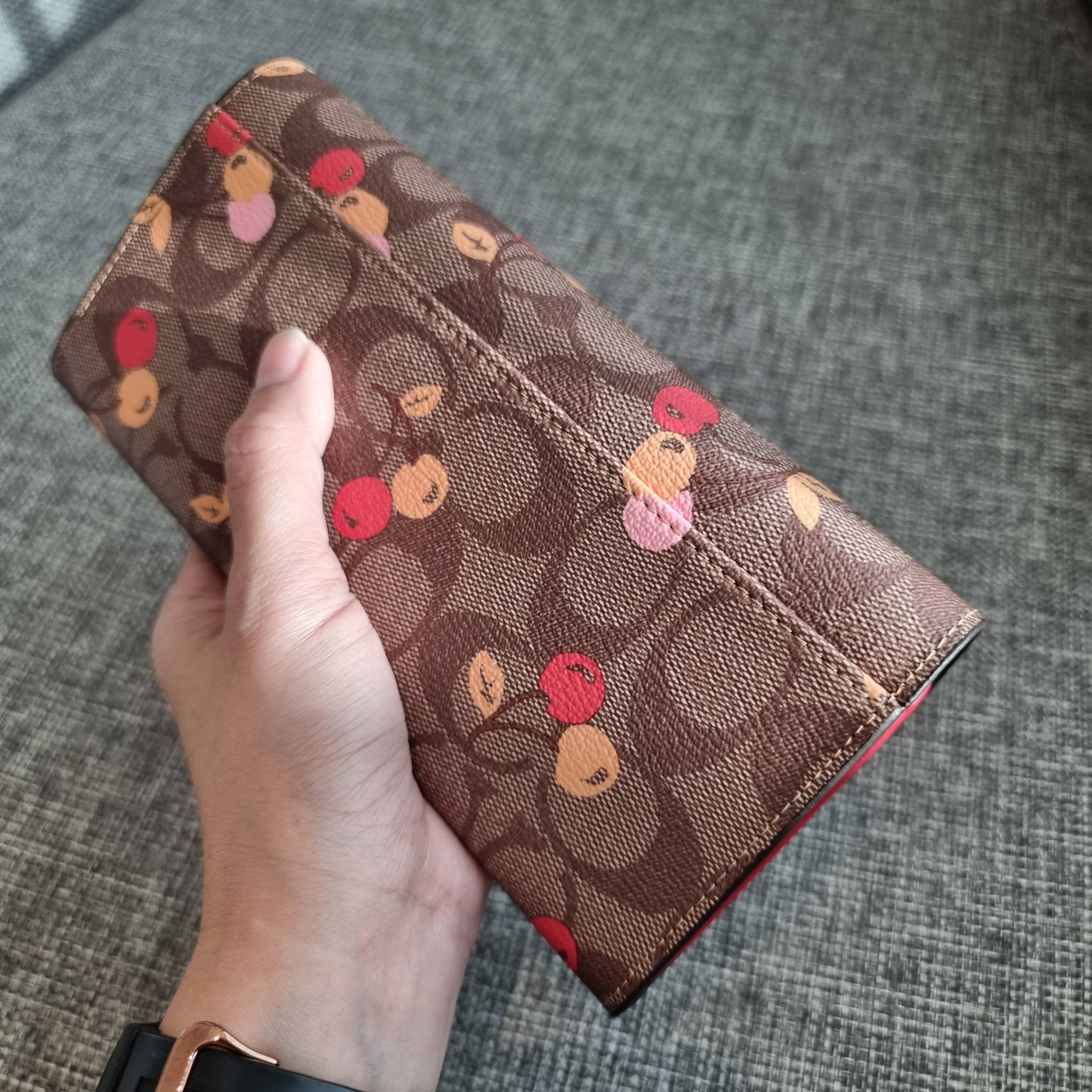 OUTLET 】COACH F31562 SLIM ENVELOPE WALLET IN SIGNATURE CANVAS WITH CHERRY PRINT คอลเลคชั่นใหม่ล่าสุด ต้อนรับนิวเยียร์ไปเลย!! 🍒🎊 กระเป๋าสตางค์รุ่นขายดี ทรงจดหมายรุ่นฝาพับ ดีไซน์ลายเชอร์รี่ น่ารักสดใส วัสดุหนังแคนวาสเคลือบลาย ภายในใส่มือถือไ