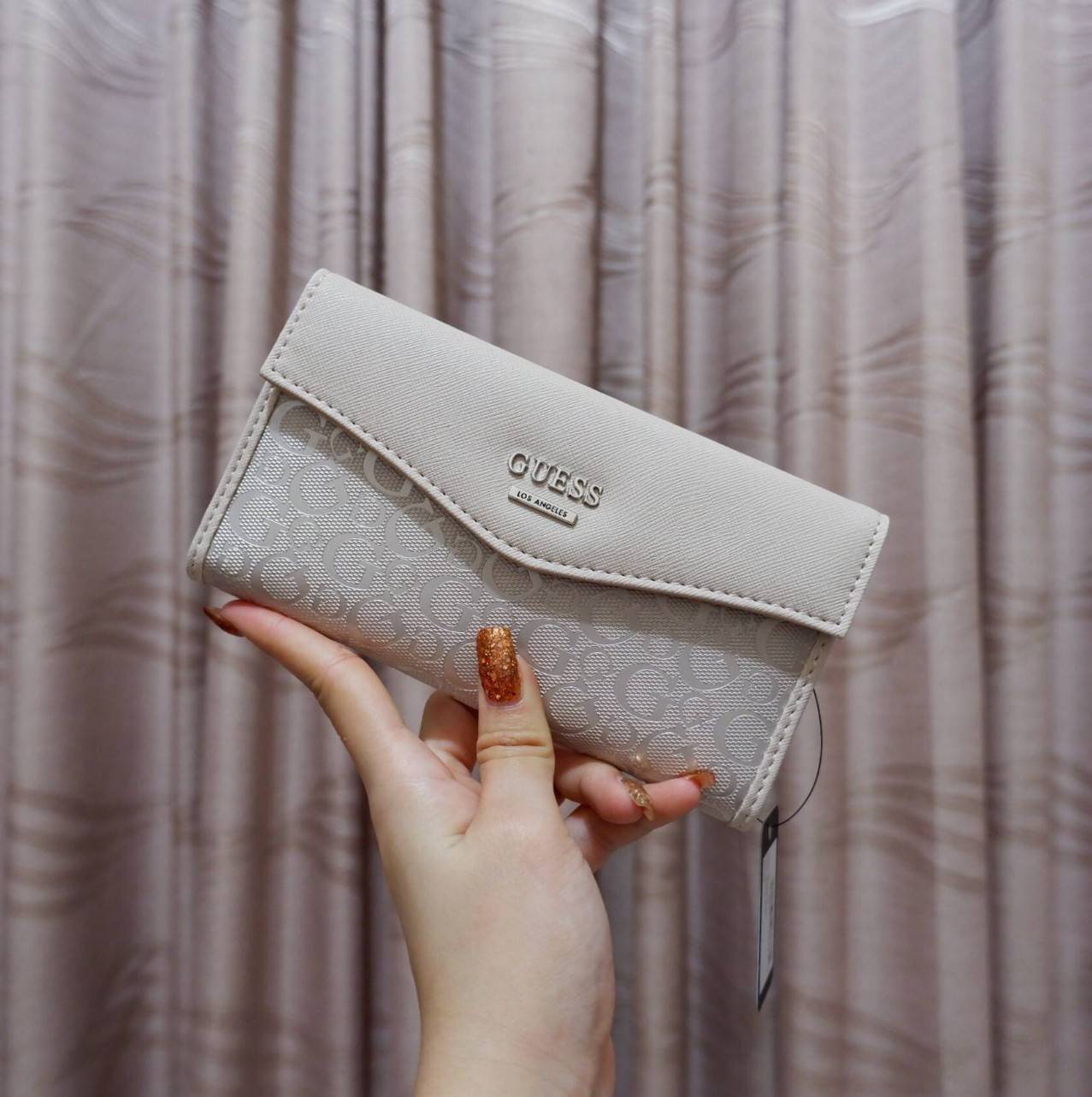 GUESS FACTORY WOMEN'S WALLET กระเป๋าสตางค์ใบยาว3พับดีไซน์สวยรุ่นใหม่ล่าสุดวัสดุหนังนิ่ม ปั๊มลายคมชัด ด้านหน้าประดับโลโก้แบรนด์สวย เปิดปิดด้วยฝาบนเปิด/ปิด ภายในมีทั้งช่องใส่รูป ช่องใส่ธนบัตร แบงก์พัน และช่องใส่บัตรหลายช่องแยกเป็นสัดส่วน ภาพถ่ายจากสินค