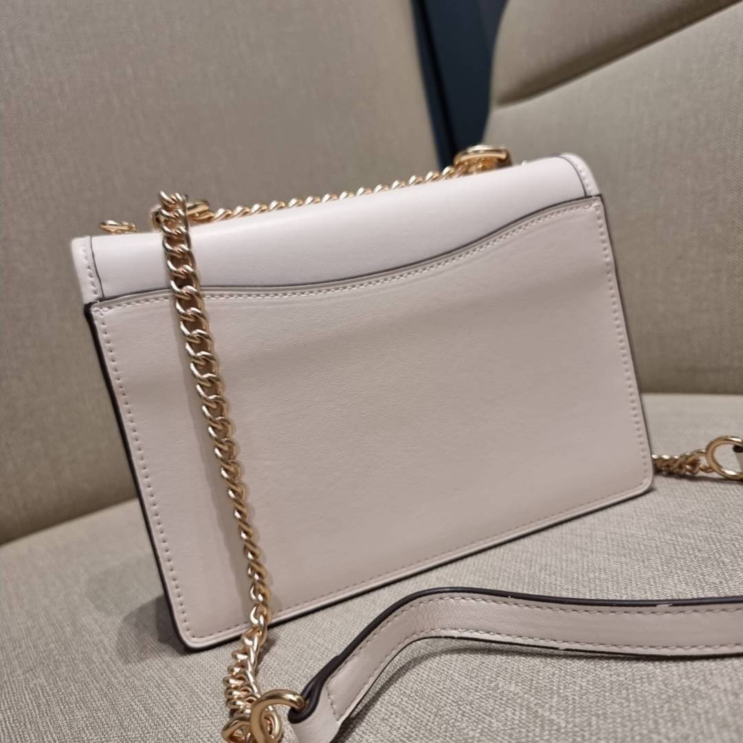 COACH C9230 KLARE CROSSBODY IN SIGNATURE CANVAS WITH FLORAL EMBROIDERY น้องใหม่คอลล่าสุด กับกระเป๋าสะพายข้าง โทนสีละมุนลูกคุณหนู ดีไซน์ปักดอกไม้เพิ่มลูกเล่น ให้ดูแพง วัสดุผนังแคนวาสสลับหนังแท้ สายสะพายโซ่สลับหนัง สะพายยังไงก็ขับผิว เปิด-ปิดด้วยกระดุมแม่เห