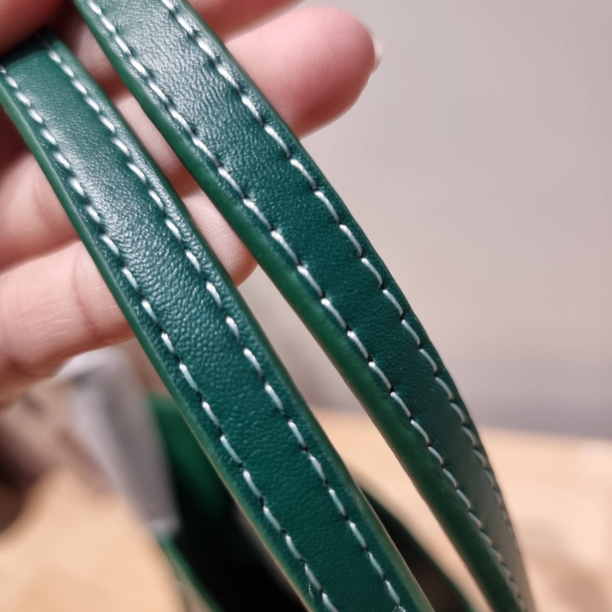 GOYARD MINI ANJOU REVERSIBLE TOTE ฮอตไอเท็ม กับกระเป๋าสะพายทรงโท้ท ไซส์มินิ กะทัดรัดมาก มาครบสีขายดี เลิศทุกสี รูปทรงคลาสสิค ดีไซน์เป็นเอกลักษณ์ ใช้งานได้หลากหลาย สามารถกลับด้านใช้ได้แบบไม่มีเบื่อ