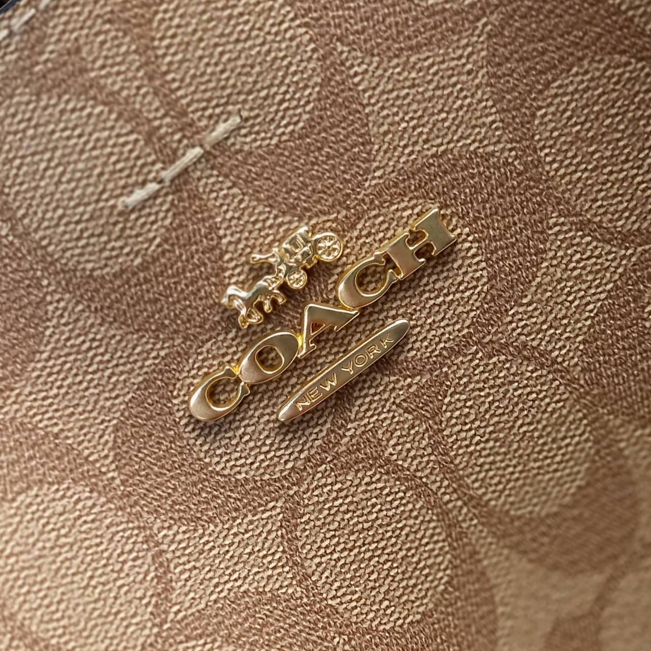 ใบใหญ่ 10" COACH TOWN BUCKET BAG IN SIGNATURE CANVAS (COACH 91512) 🌺 เป็นสีที่ขายดีมากๆ และหายากมากๆด้วย!! //ขนาด 10 นิ้ว ใส่ของได้จุใจ!! //กระเป๋าสะพายข้าง //วัสดุหนังแคนวาสอย่างดี หนังสวย อยู่ทรง มีสายสะพายยาว ใช้สะพายเป็นคลอสบอดี้ได้ สายยา