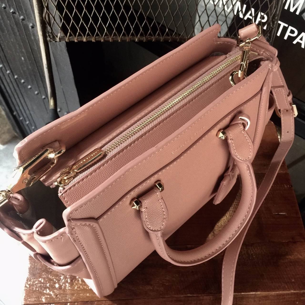 Charles&keith Structured Trapeze Detail Bag สำหรับคอลเลคชั่นใหม่ 2018 เพิ่มสีสวยๆโดนใจให้คุณได้เลือก ตัวกระเป๋าวัสดุหนัง PU อยู่ทรงน่าใช้ ภายในช่องใหญ่จุของได้เยอะม๊วกกก ช่องซิปเล็กด้านใน และช่องเก็บของจุกจิก เปิด-ปิดด้วยซิปรูดลื่นใช้งานคล่องตัว สายสะพายถ