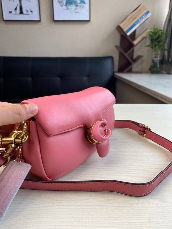 Coach Pillow Tabby Shoulder Bag 18 หนัง nappa หนานิ่ม นุ่มมากๆ รุ่นใหม่ล่าสุดค่ะ! พร้อมโลโก้รุ่นใหม่ด้วยเช่นกัน เพิ่มความหรู ดูดีเข้าไปอีกค่ะ เปิดปิดกระเป๋าแบบกระดุมแมาเหล็ก ภายในมีช่องใส่ของสองช่อง; สามารถใส่กระเป๋าเงินใบสั้นได้;พาสปอร์ตได้;มือถือได้ ค่ะ