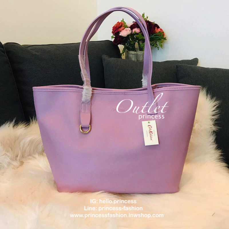 Cath kidston tote bag กระเป๋าสะพายรุ่นใหม่ วัสดุ PU คุณภาพดี นิ่ม น้ำหนักเบา เช็ดทำความสะอาดง่าย เปิดปิดกระเป๋าด้วยกระดุมแม่เหล็ก ด้านในโล่งกว้างมีช่องซิปสำหรับใส่ของ จุของได้เยอะ สายสะพายไหล่ยาวสุด22cm.ขนาดกำลังดีราคาสุดคุ้มห้ามพลาดค่ะ