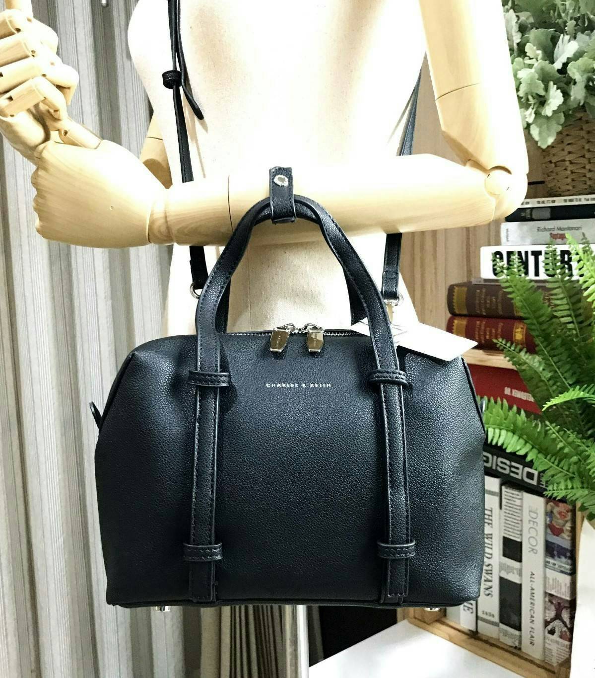 CHARLES & KEITH BOWLING BAG กระเป๋าถือหรือสะพายทรง Bowling วัสดุหนังแกะสังเคราะห์สวยอยู่ทรงขนาดกำลังดี น้ำหนักเบา หูจับถนัดมือ เปิดปิดด้วยซิปคู่สะดวกใช้ ภายในโล่งกว้าง มี1ช่องซิป พร้อมสายสะพายยาวถอดได้ปรับระดับได้ ภาพถ่ายจากสินค้าจริง ดีไซน์คลาสสิคสวยน่าใ