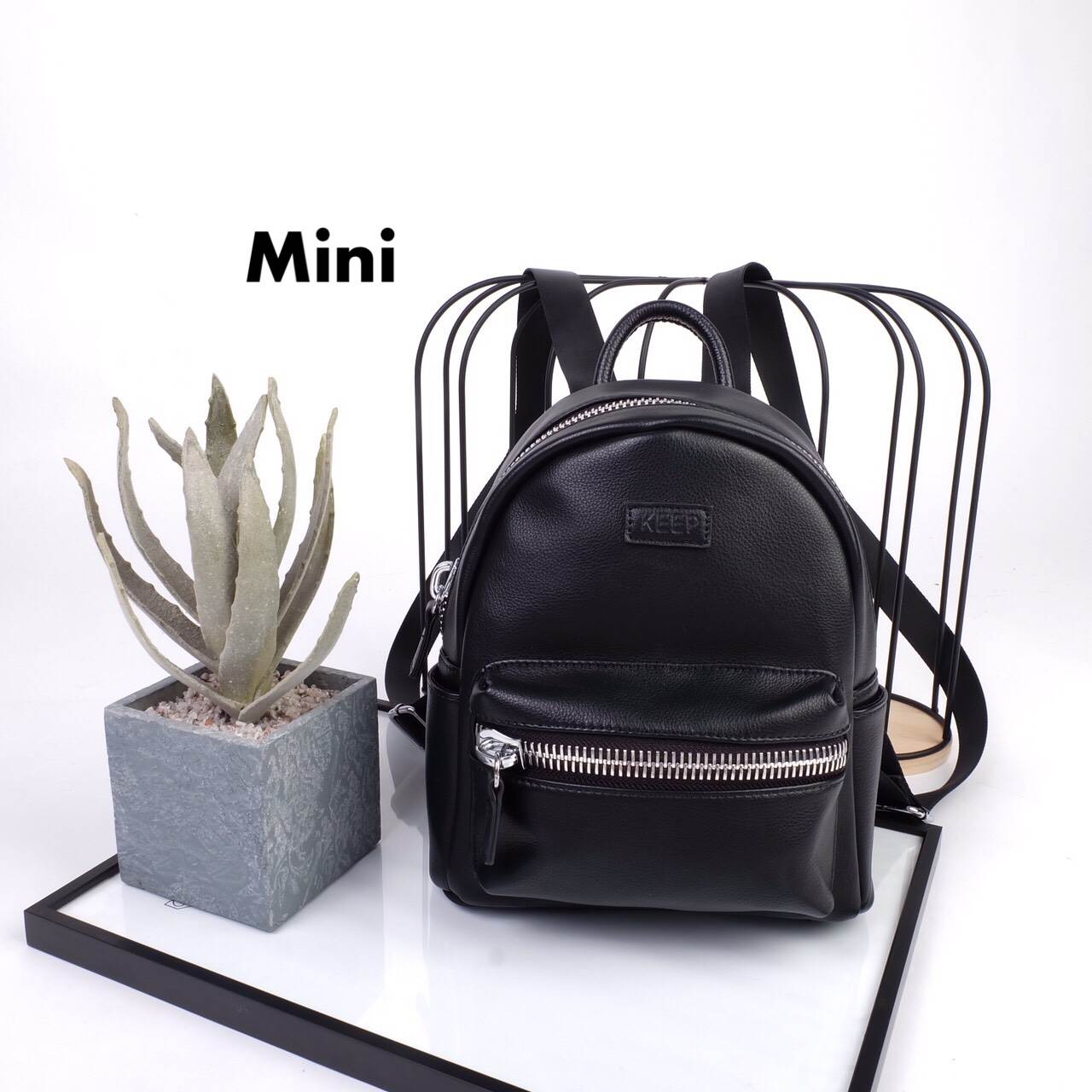 KEEP รุ่น Leather classic backpack >กระเป๋า หนังเนื้อดี นิ่มมาก ลายหนังชัด ทนทานคะ >น้ำหนักเบา ดีไซด์ ทันสมัย เข้าได้กับทุกชุด >สายสะพายเป็นหนังอย่างดี ด้านหน้าและด้านข้างประดับหมุด ด้านข้างมีช่องไว้ใส่ของได้ >ภายในตัวกระเป๋ามีช่องเก็บของจุกจิ