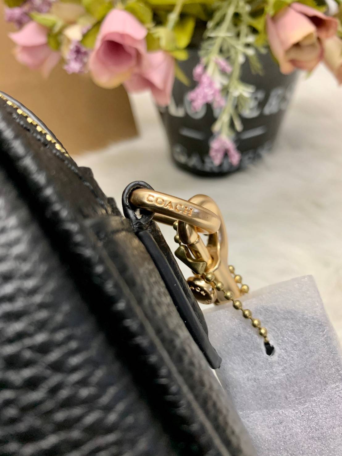 Coach Leather Jes Crossbody in Colorblock ((72704)) กระเป๋าสะพายข้าง//ครอสบอดี้ร์ วัสดุหนังแท้ หนังนิ่มสวยงาม มากๆค่ะ ด้านหน้ามีโลโก้แบรนด์เด่นชัดสะดุดตา ช่องหลักแบ่งเป็น2ซิป แต่ละช่องกว้าง ใส่กระเป๋าเงินใบยาวได้ ของอื่นๆได้จุค่ะ มีช่องเล็กให้ใส่ของจุกจิก