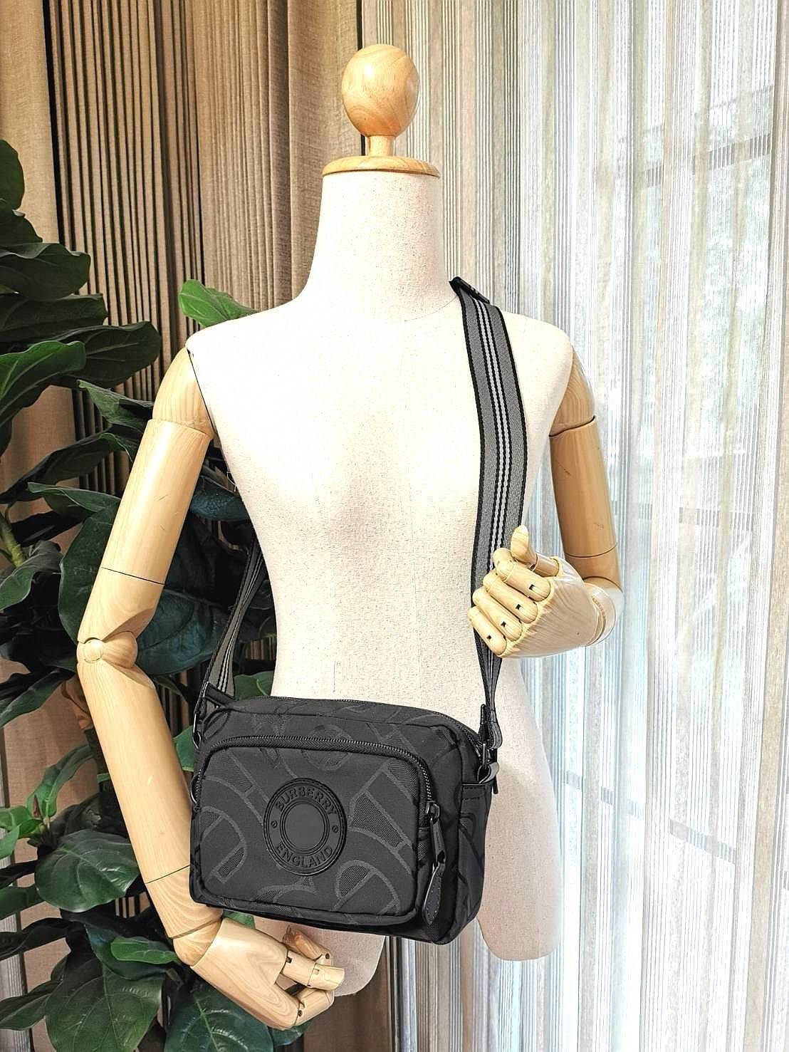 BURBERRY FRAGRANCES MONOGRAM CROSSBODY BAG VIP GIFT WITH PURCHASE (GWP) พรีเมี่ยมกิ๊ฟ Limited จากน้ำหอม BURBERRY 100% POLYAMIDE (Nylon & Canvas) ลาย Monogram น้ำหนักเบา มีโลโก้ด้านหน้าเปิดปิดด้วยซิปหัวซิปแบรนด์ ด้านหน้ามีช่องซิป ด้านหลังมีช่องใส่ของ ภายใน