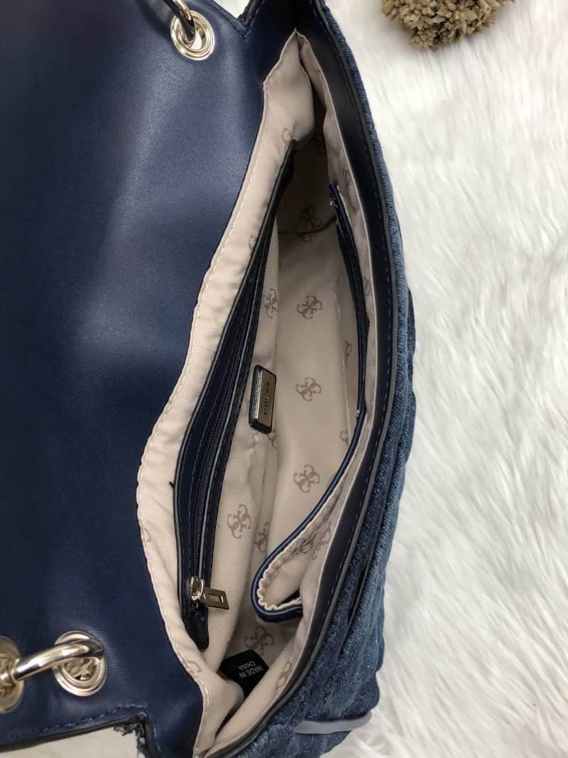 GUESS WOMEN BAG JEAN กระเป๋าสะพายไหล่หรือ crossbody สุดชิค วัสดุผ้ายีนส์ ด้านหน้าติด logo brand เพิ่มดีเทลดีไซน์ตกแต่งที่ด้านหน้ากระเป๋า เปิดปิดกระเป๋าแบบแม่เหล็ก ใช้งานง่าย ภายในมี 2 ช่อง แต่ละช่องกว้างใส่ของได้จุ และยังมีช่องซิปเล็กใส่ของจุกจิกได้อีกค่ะ