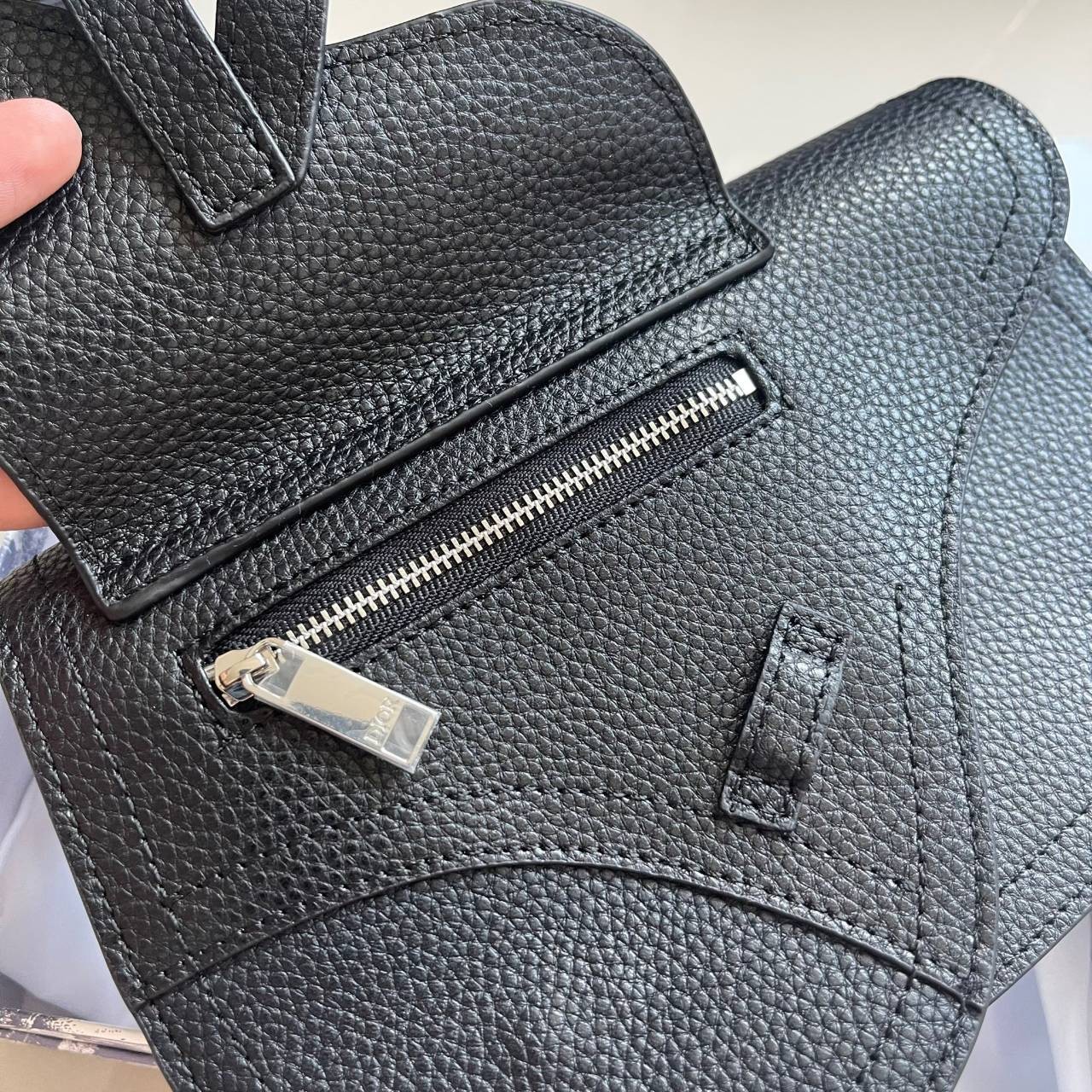 หนังแท้ CHRISTIAN DIOR SADDLE POUCH Black Grained Calfskin / DIOR SADDLE MESSENGER BAG พร้อมส่งที่ไทย กระเป๋า Saddle pouch คู่ใจขนาดกะทัดรัดและเหมาะสำหรับใช้ในชีวิตประจำวัน สีดำคลาสสิก เกรดออริจินอลหนังแท้ทั้งใบ ภาพสินค้าถ่ายจากงานขายจริง ใช้งานต่างประเทศ