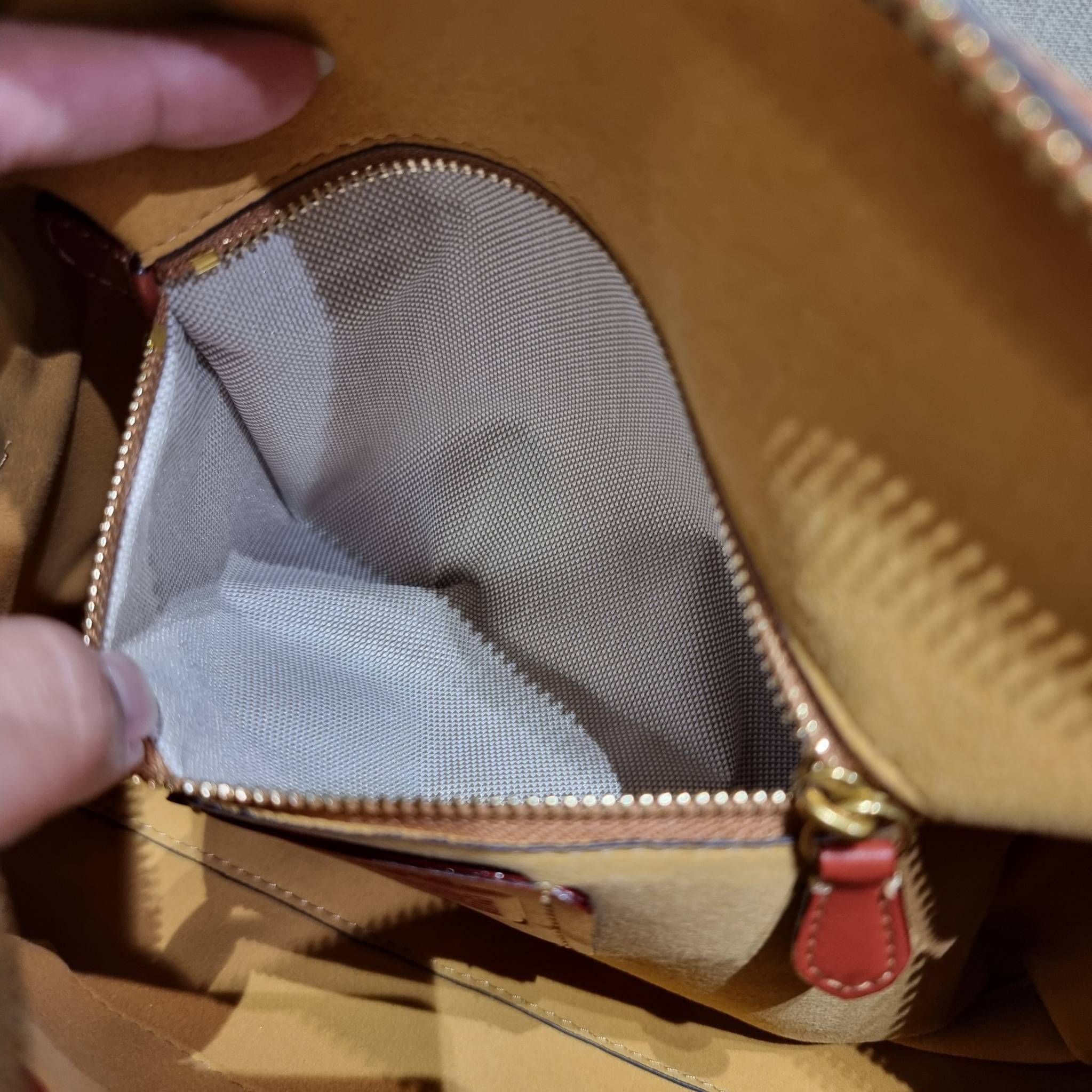 COACH C8529 RUBY SATCHEL 25 IN SIGNATURE TEXTILE JACQUARD ใหม่ก่อนใคร ไม่ต้องรอพรี! กับกระเป๋าทรงหมอนดีไซน์ใหม่ ใบใหญ่ แต่น้ำหนักเบา ด้วยวัสดุผ้า jacquard ถักทอลายซีเอกลักษณ์ ตัดสลับหนังแท้ เพิ่มดีเทลความหรู มาพร้อมหูจับในตัว และสายสะพายครอสสีเข้ากับตัวกร